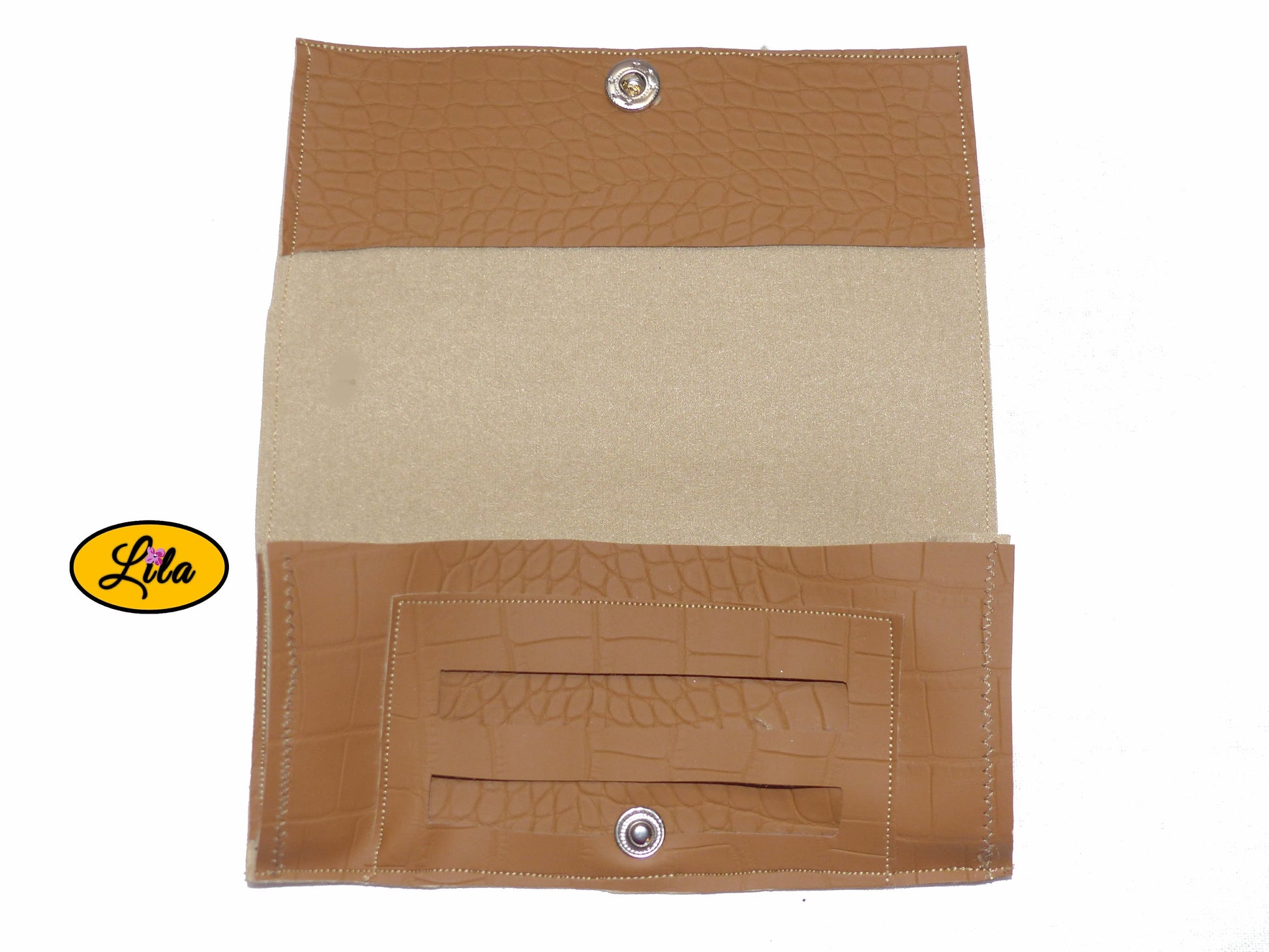 Étui à lunettes en simili brun craquelé avec attache pression argentée ouvert à plat sur fond blanc laissant apparaître un compartiment intérieur pour lingettes ou accessoires style pratique et artisanal