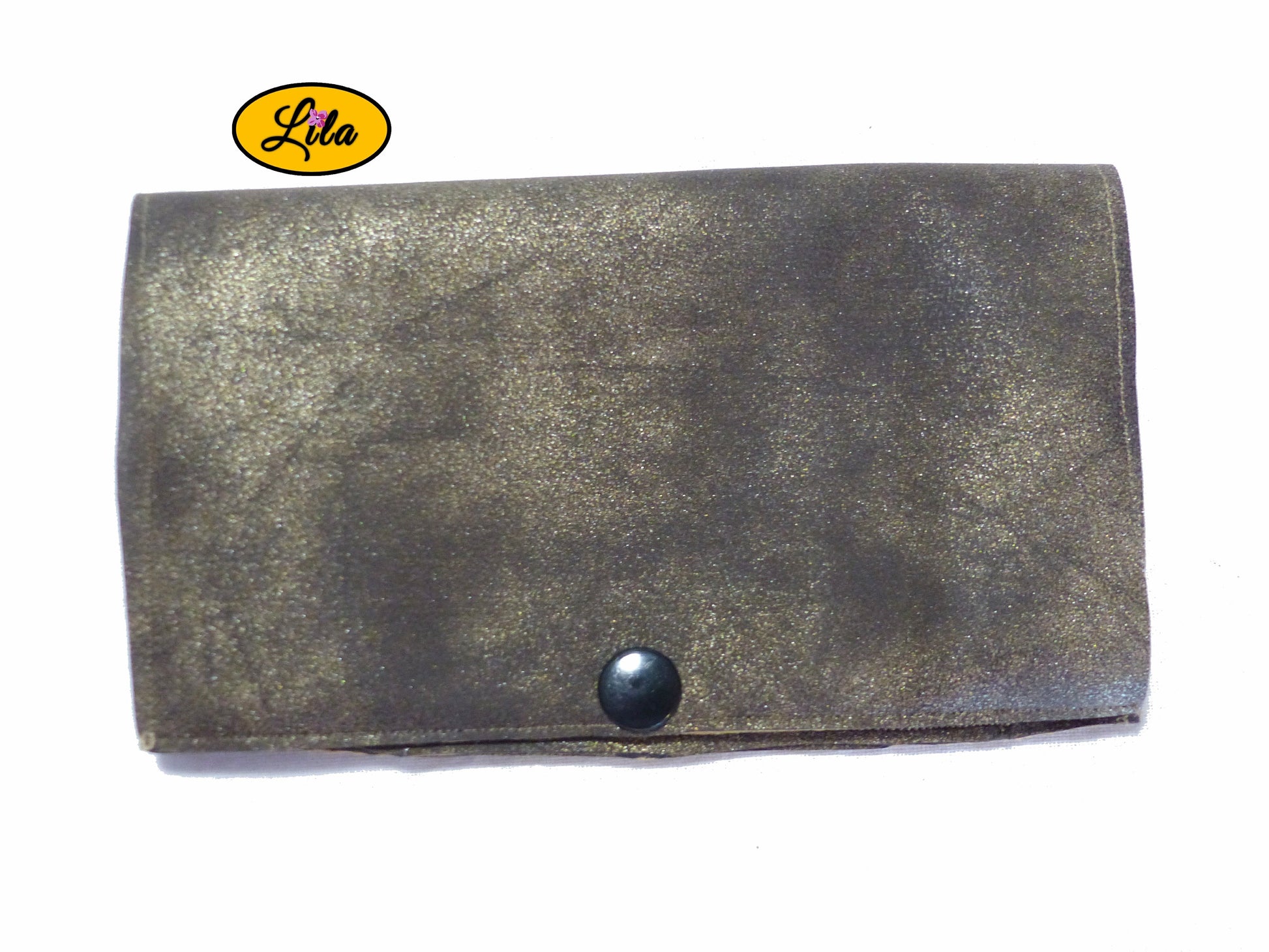 Étui à lunettes en simili brun doré avec attache pression noire vue de face sur fond blanc style vintage et élégant