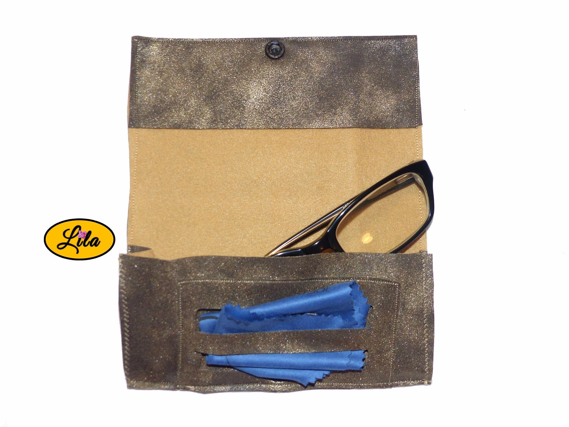 Étui à lunettes en simili brun doré avec attache pression noire ouvert à plat avec paire de lunettes et lingettes rangées dans le compartiment intérieur sur fond blanc style chic et fonctionnel