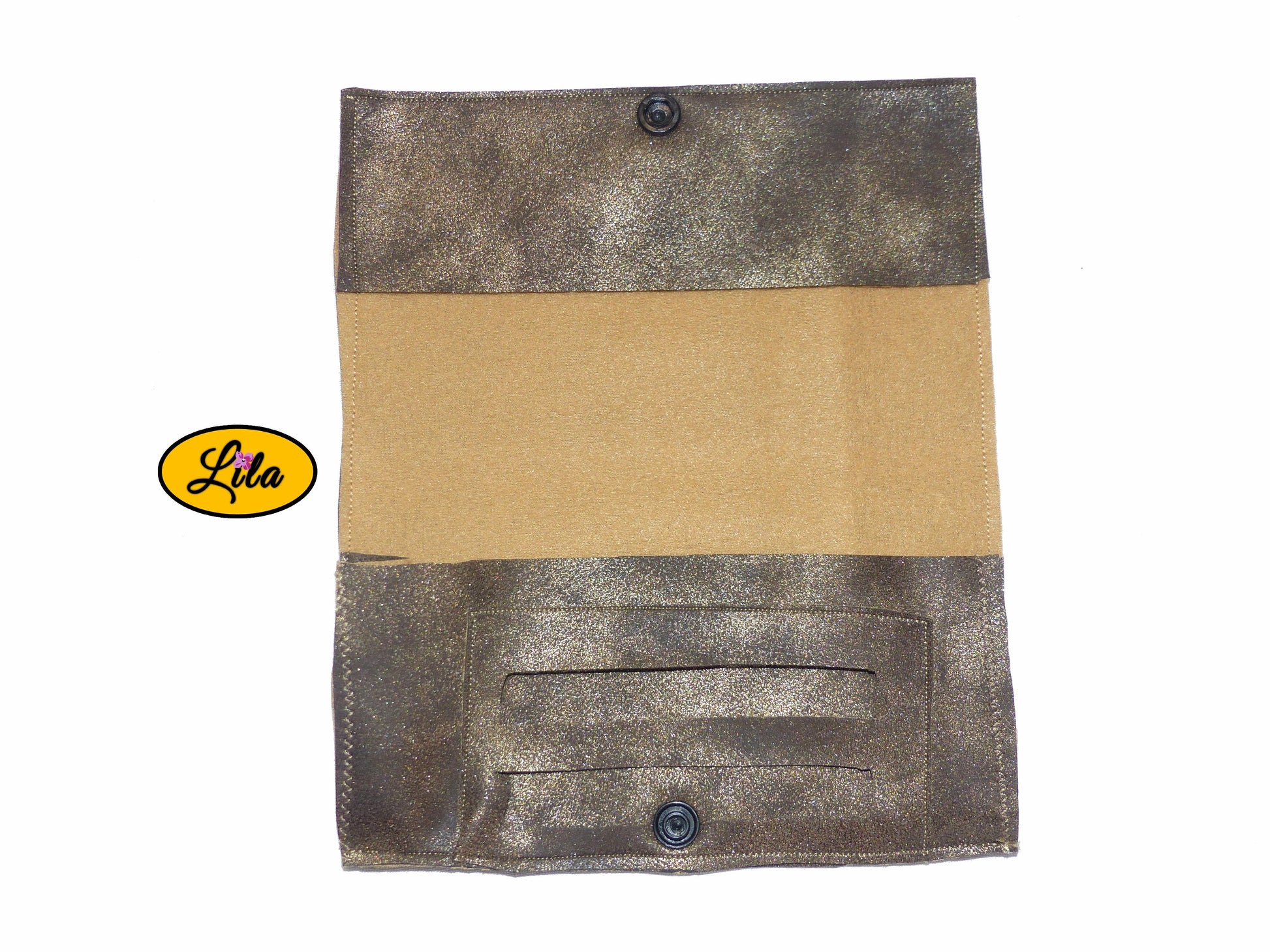 Étui à lunettes en simili brun doré avec attache pression noire ouvert à plat sur fond blanc laissant apparaître un compartiment intérieur pour lingettes ou accessoires style pratique et artisanal