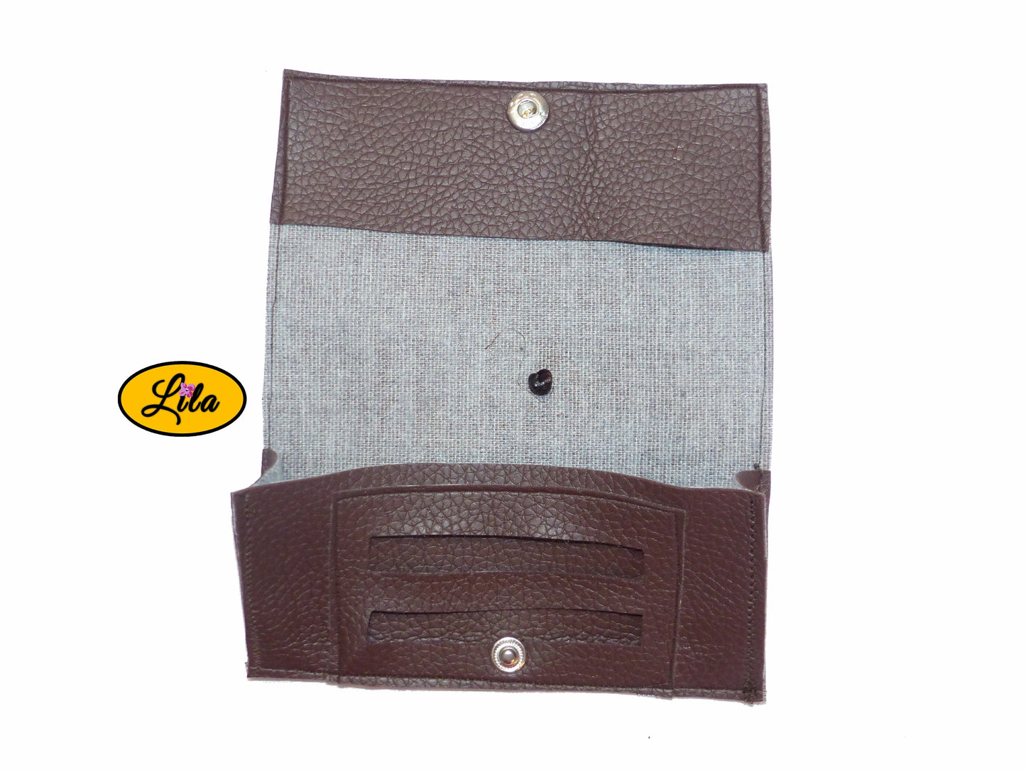 Étui à lunettes en simili brun ouvert à plat sur fond blanc laissant apparaître un compartiment intérieur pour lingettes ou accessoires style pratique et artisanal