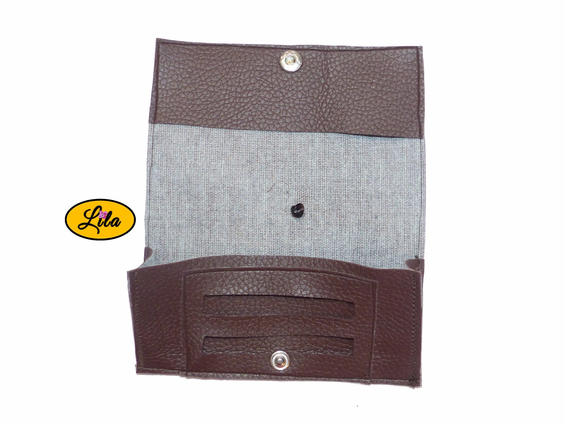 Étui à lunettes en simili brun ouvert à plat sur fond blanc laissant apparaître un compartiment intérieur pour lingettes ou accessoires style pratique et artisanal