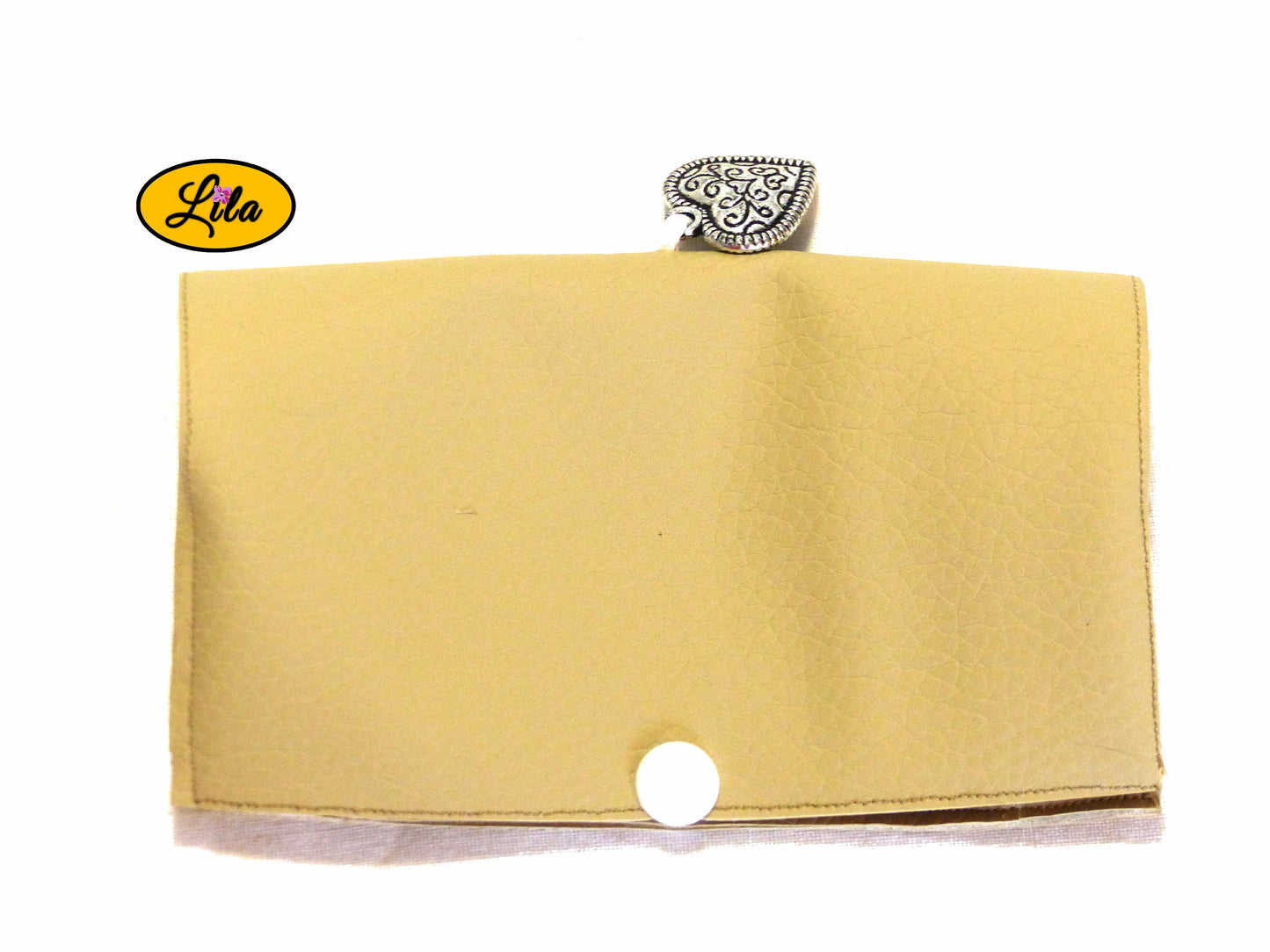 Étui à lunettes en simili crème avec attache pression blanche et pendentif cœur décoratif à motif noir vue de face sur fond blanc style vintage et féminin