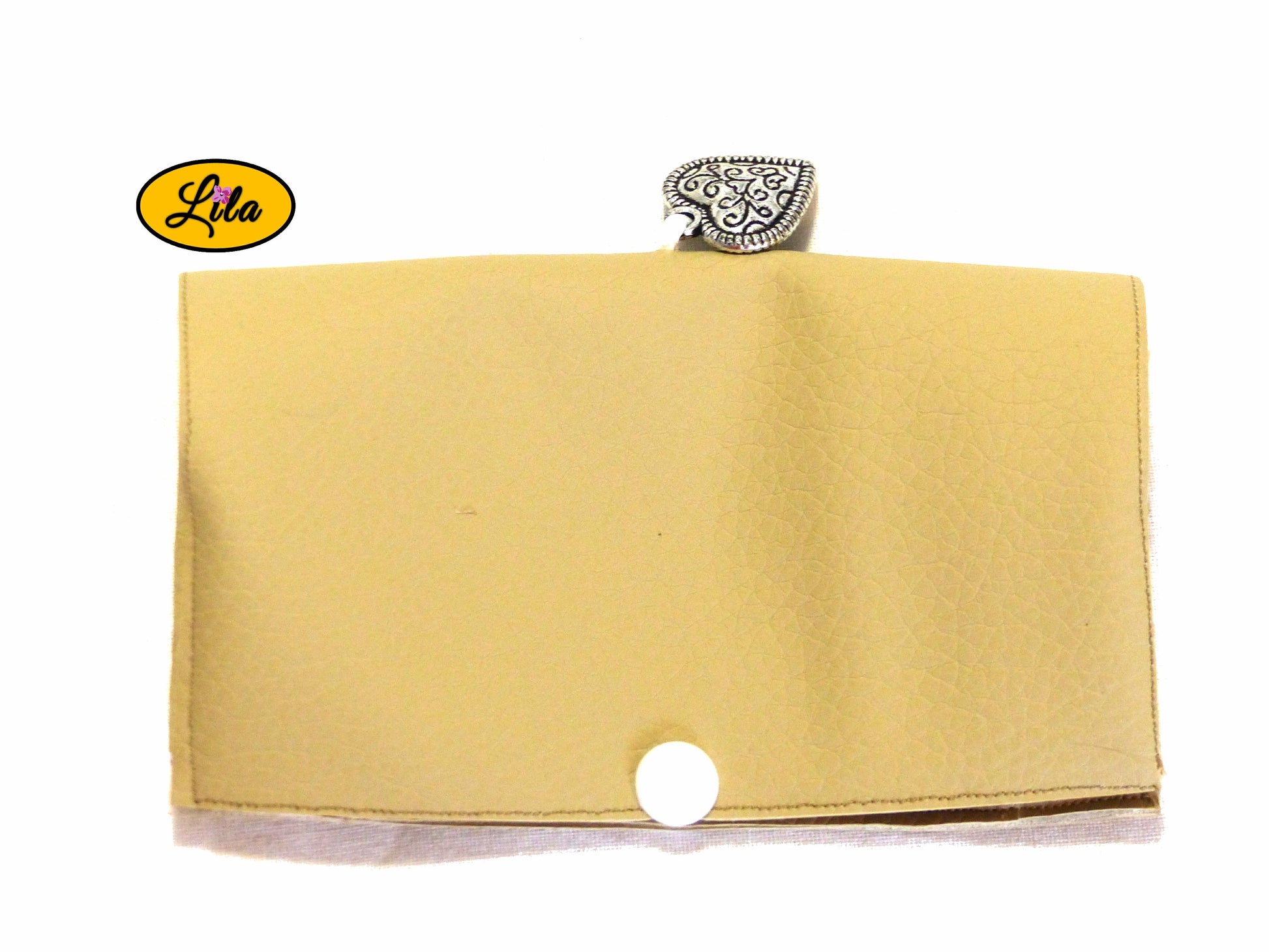 Étui à lunettes en simili crème avec attache pression blanche et pendentif cœur décoratif à motif noir vue de face sur fond blanc style vintage et féminin