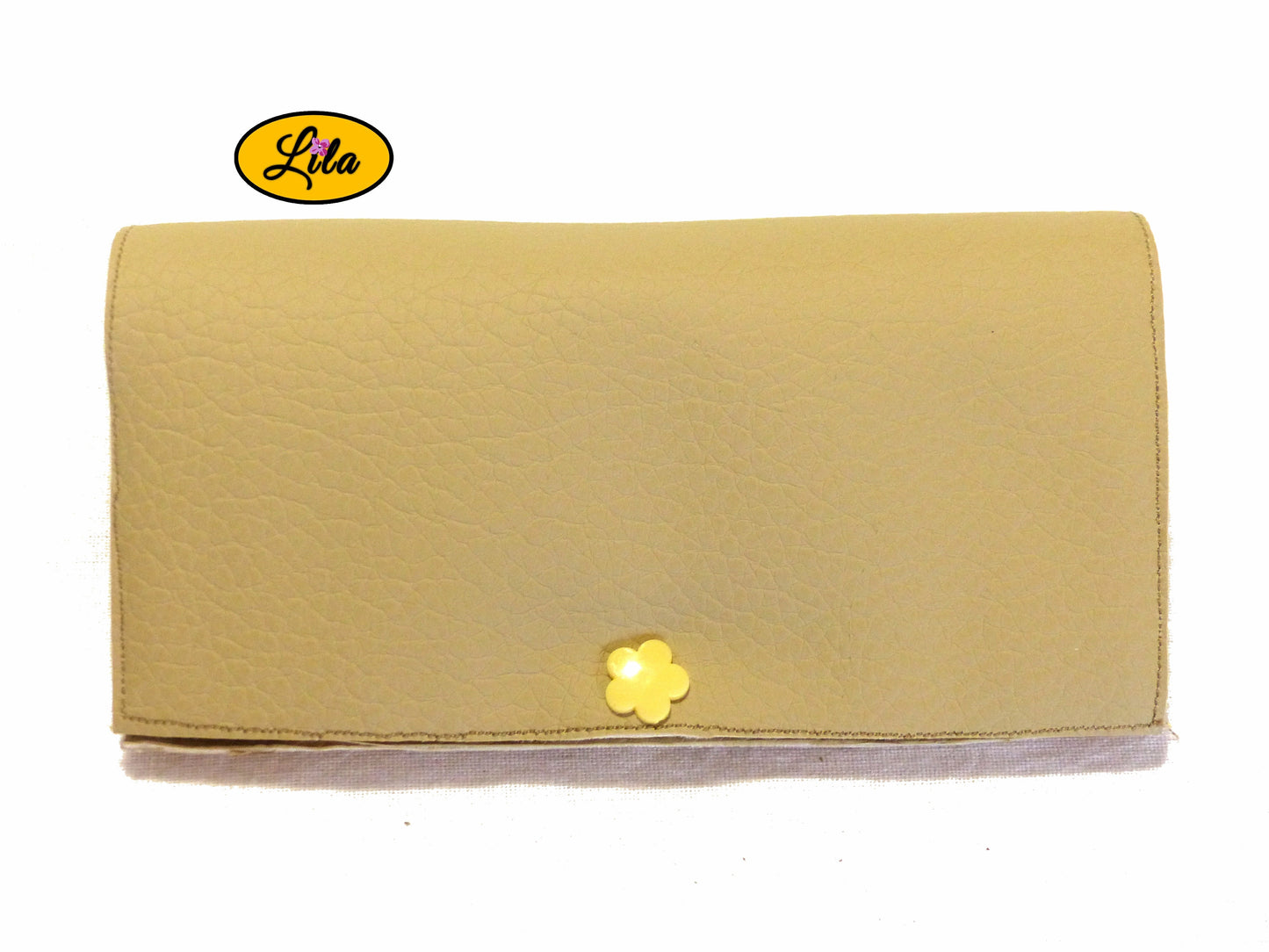 Étui à lunettes en simili crème avec attache pression en forme de fleur jaune fermé avec lunettes à l’intérieur sur fond blanc style moderne et féminin