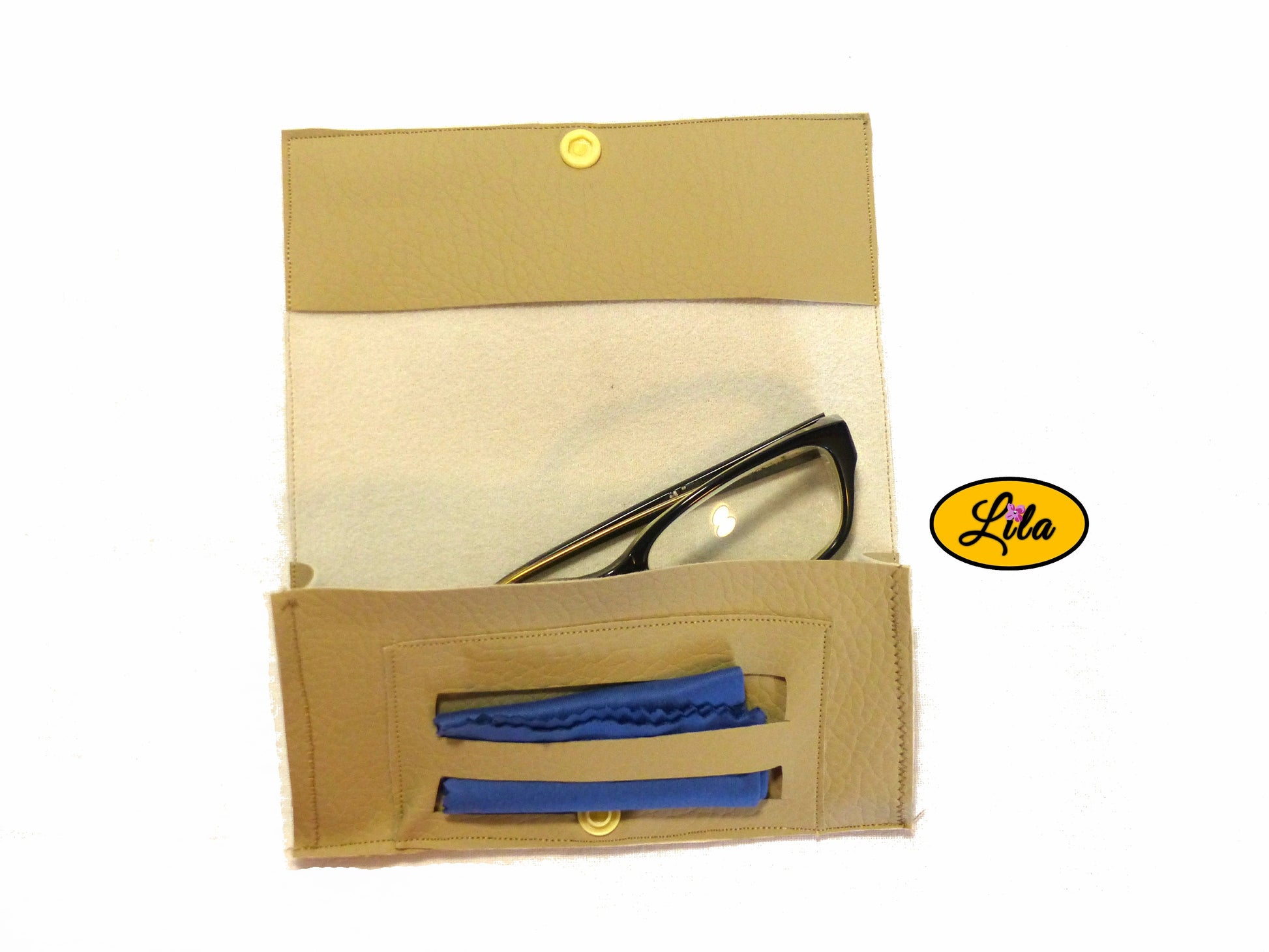 Étui à lunettes en simili crème avec attache pression fleur jaune ouvert à plat avec paire de lunettes et lingettes rangées dans le compartiment intérieur sur fond blanc style chic et fonctionnel