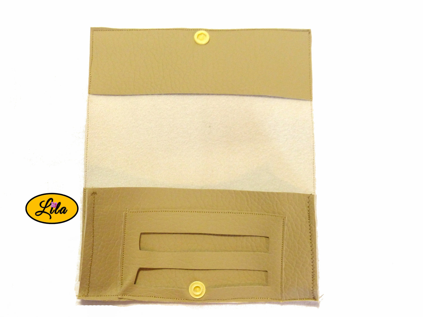 Étui à lunettes en simili crème avec attache pression fleur jaune ouvert à plat sur fond blanc laissant apparaître un compartiment intérieur pour lingettes ou accessoires style pratique et raffiné