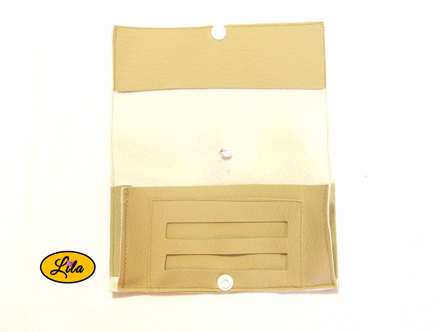 Étui à lunettes en simili crème ouvert à plat sur fond blanc laissant apparaître un compartiment intérieur pour lingettes ou accessoires style pratique et élégant