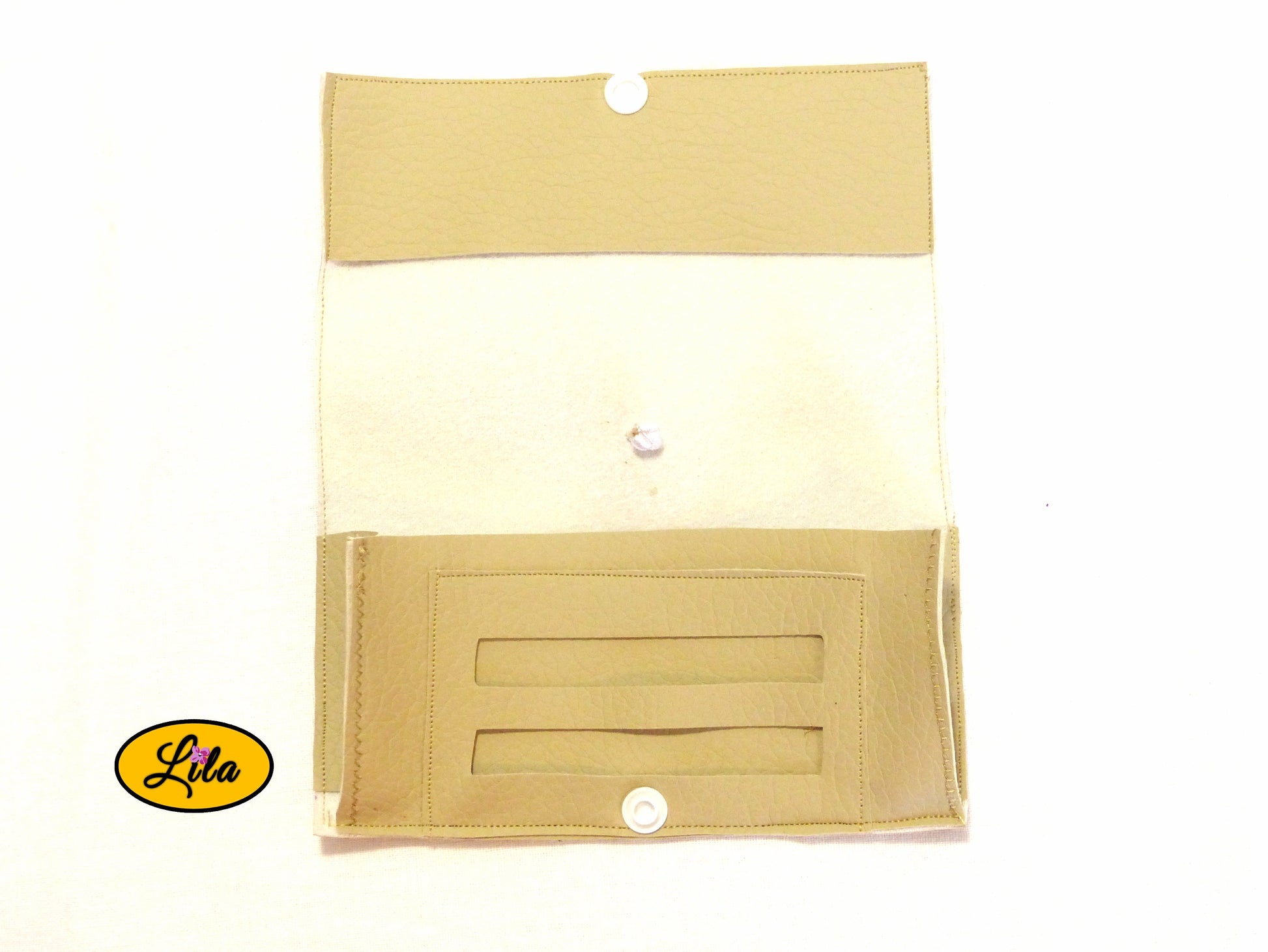 Étui à lunettes en simili crème ouvert à plat sur fond blanc laissant apparaître un compartiment intérieur pour lingettes ou accessoires style pratique et élégant