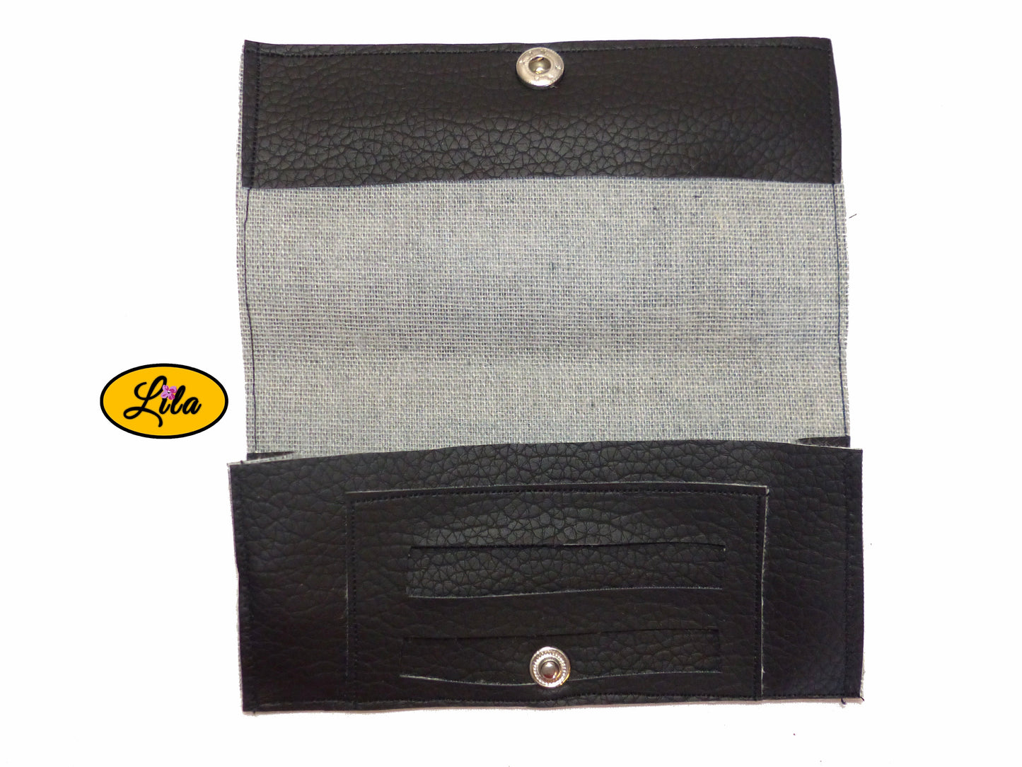 Étui à lunettes en simili noir avec attache pression argentée ouvert à plat sur fond blanc laissant apparaître un compartiment intérieur pour lingettes ou accessoires style pratique et moderne