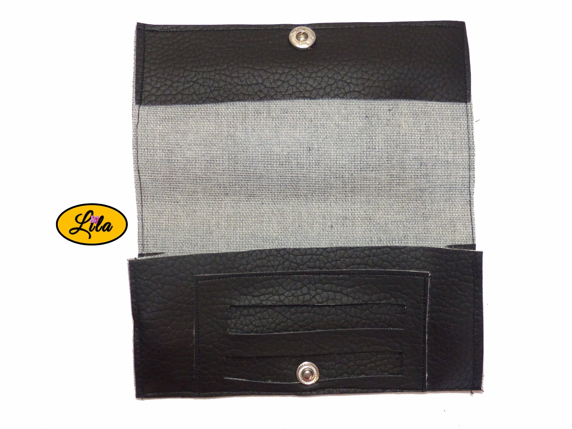 Étui à lunettes en simili noir avec attache pression argentée ouvert à plat sur fond blanc laissant apparaître un compartiment intérieur pour lingettes ou accessoires style pratique et moderne