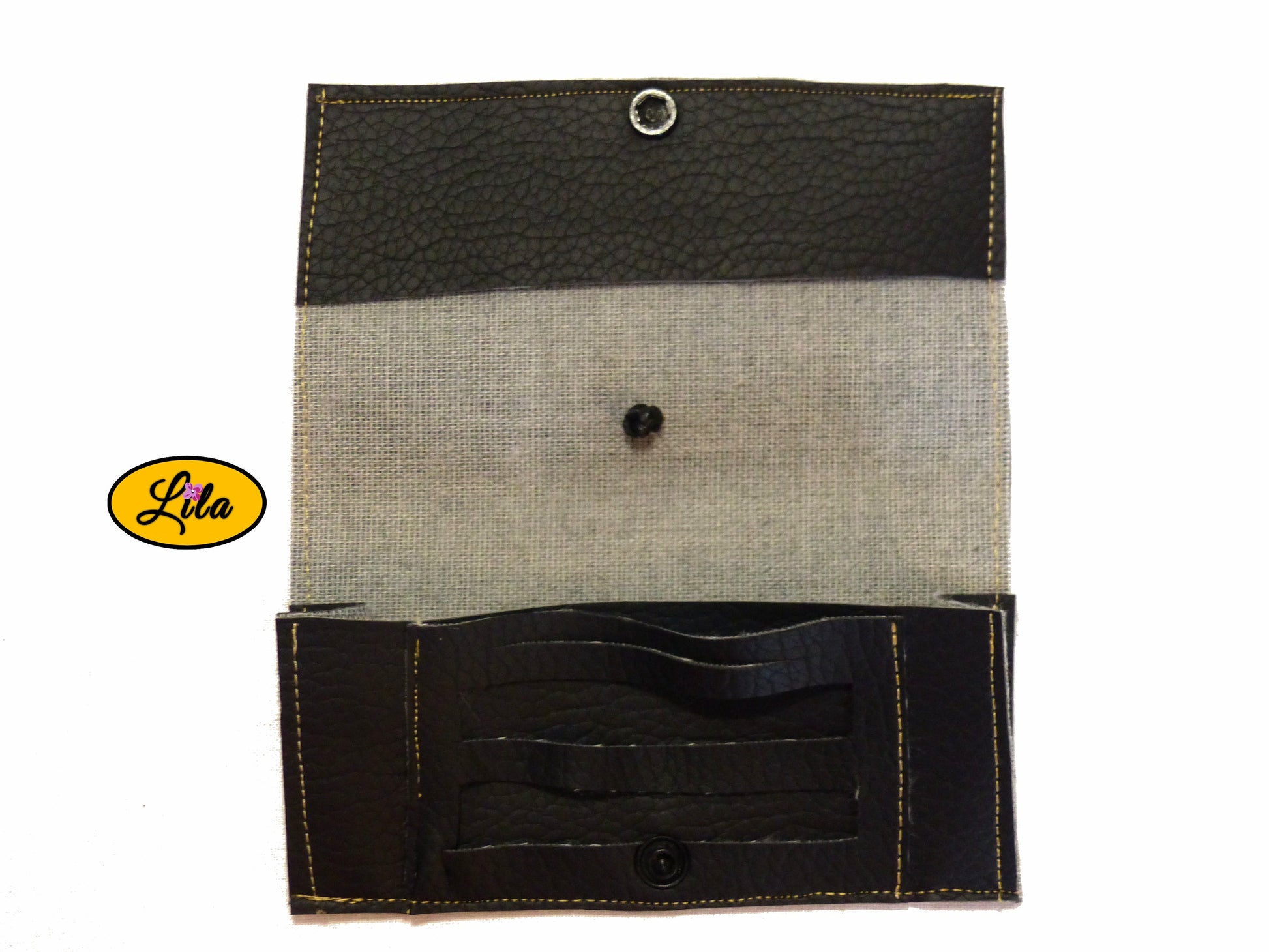 Étui à lunettes en simili noir ouvert à plat sur fond blanc laissant apparaître un compartiment intérieur pour lingettes ou accessoires style pratique et minimaliste