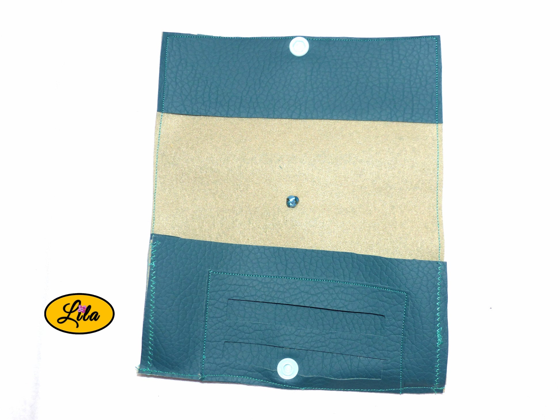 Étui à lunettes en simili turquoise ouvert à plat sur fond blanc laissant apparaître un compartiment intérieur pour lingettes ou accessoires style pratique et bohème