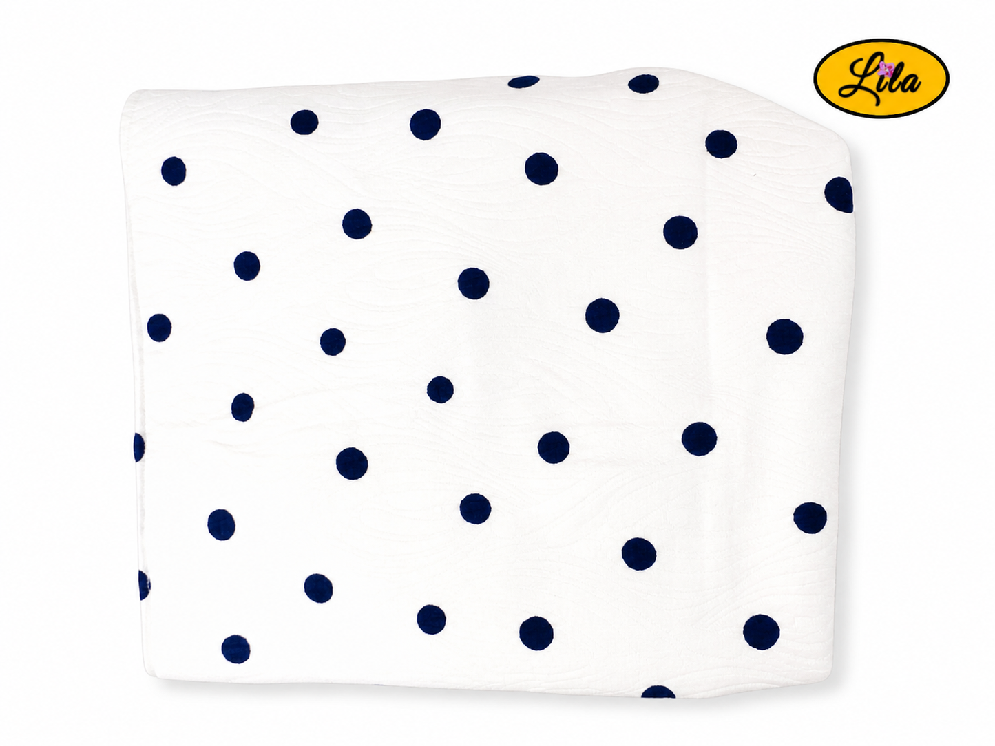 Foulard triangulaire blanc à pois bleu marine plié en carré sur fond blanc vue sur le tissu extérieur style vintage et élégant