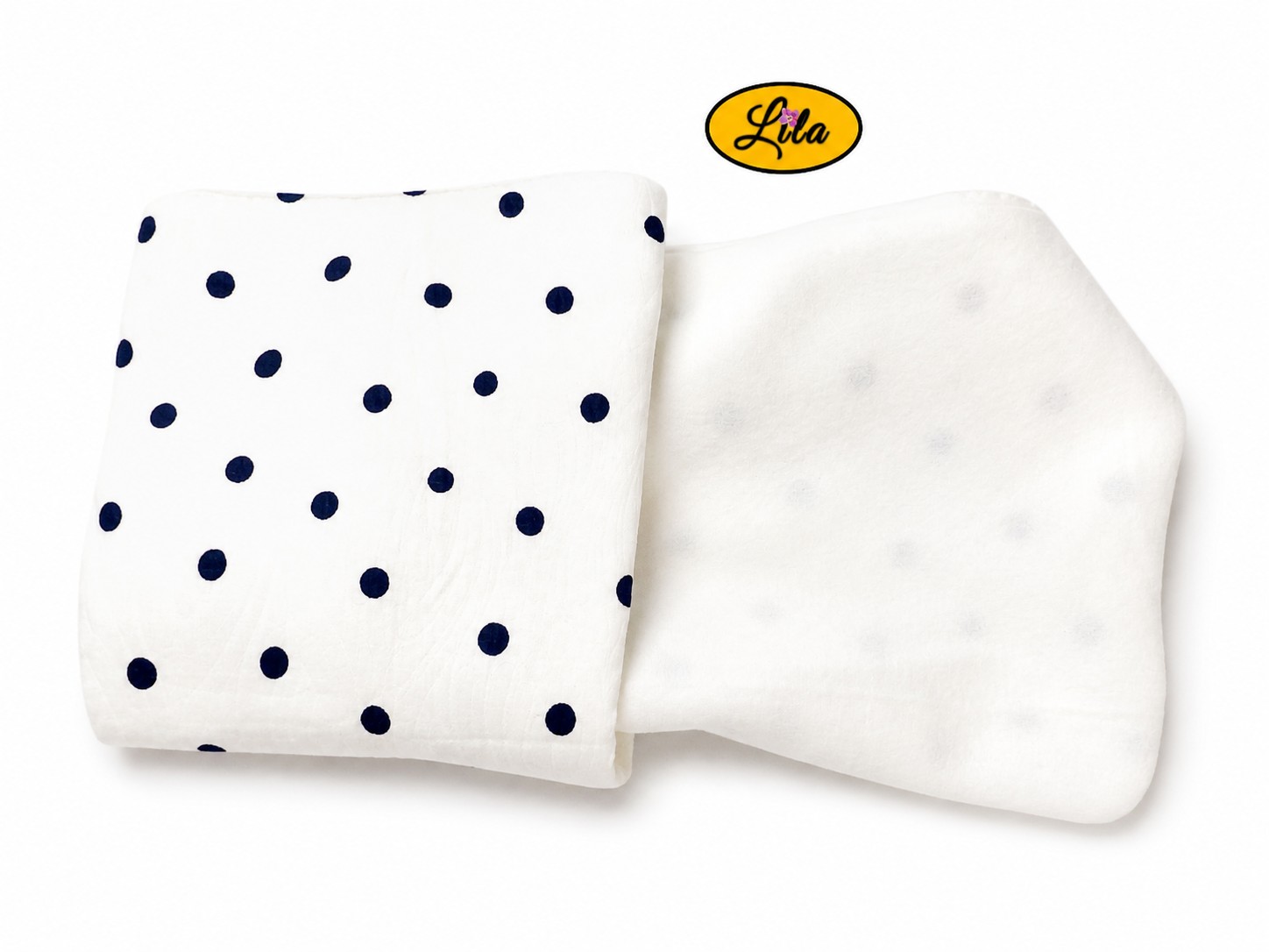 Foulard triangulaire blanc à pois bleu marine plié avec coin ouvert sur la droite laissant apparaître la doublure polaire blanche sur fond blanc