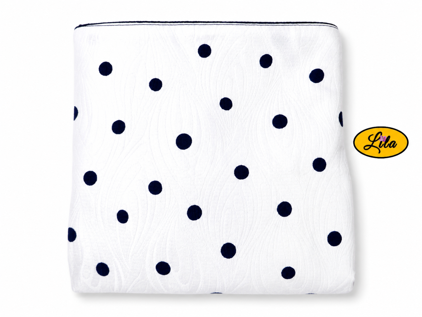 Foulard triangulaire blanc à pois noirs plié sur fond blanc style élégant et vintage