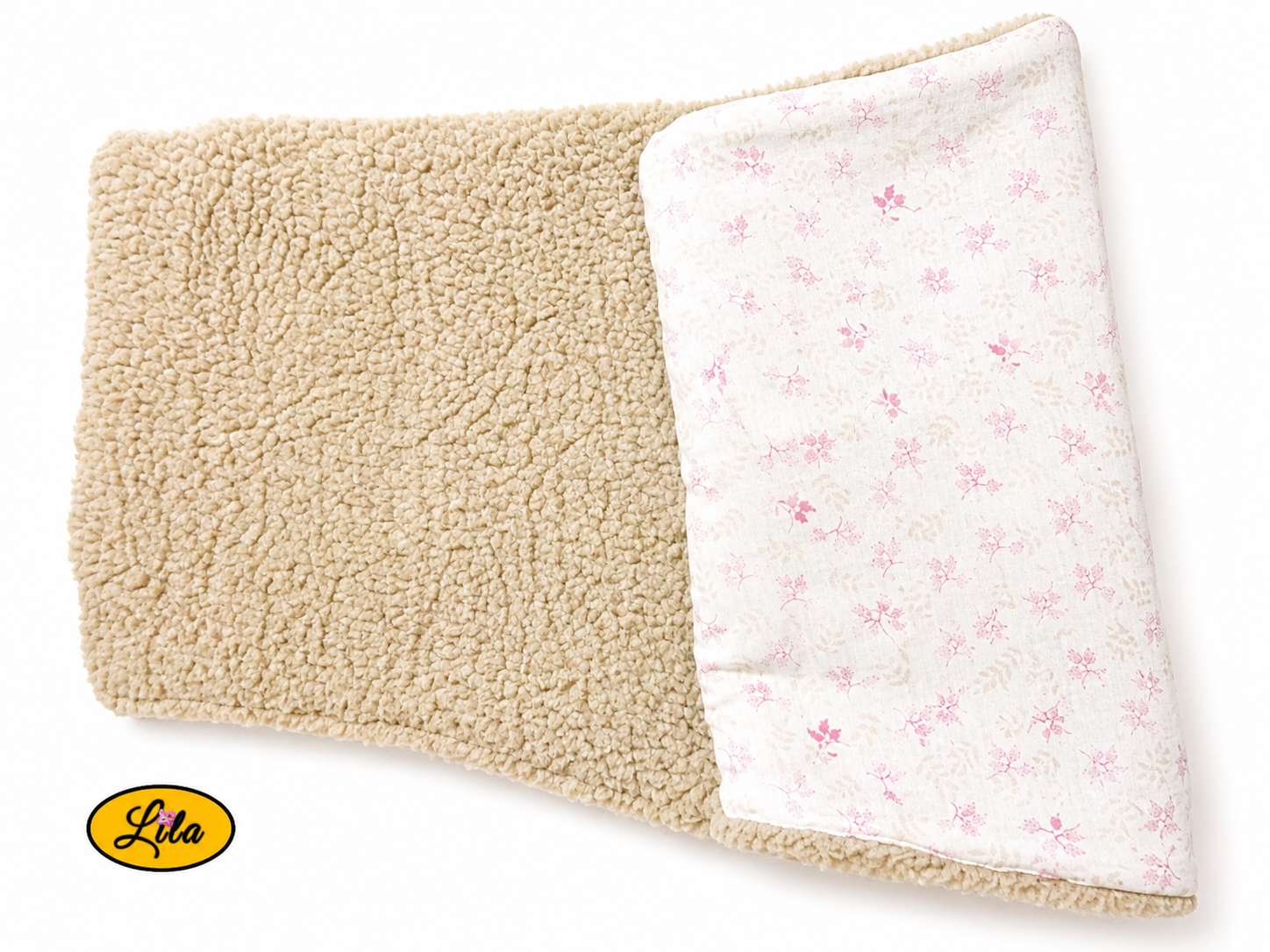 Foulard triangulaire en coton blanc à motifs roses plié sur fond blanc avec ouverture sur la gauche laissant apparaître la doublure polaire teddy brune