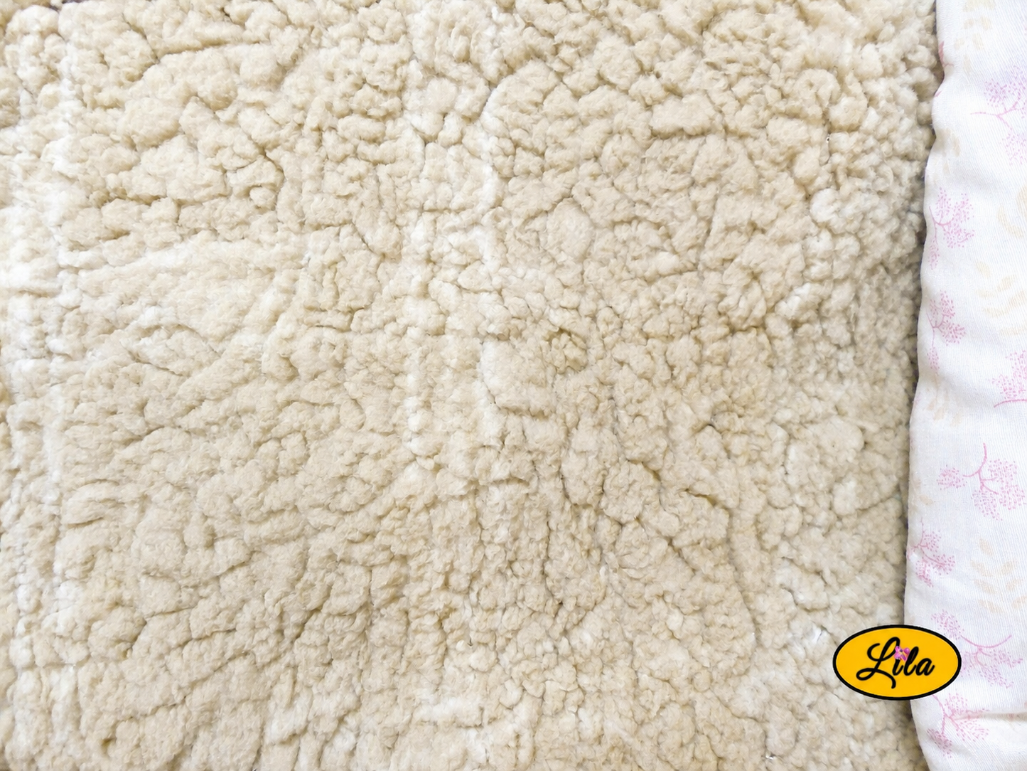 Zoom sur la doublure polaire teddy brune du foulard triangulaire en coton blanc à motifs roses détail texture douce et cocooning