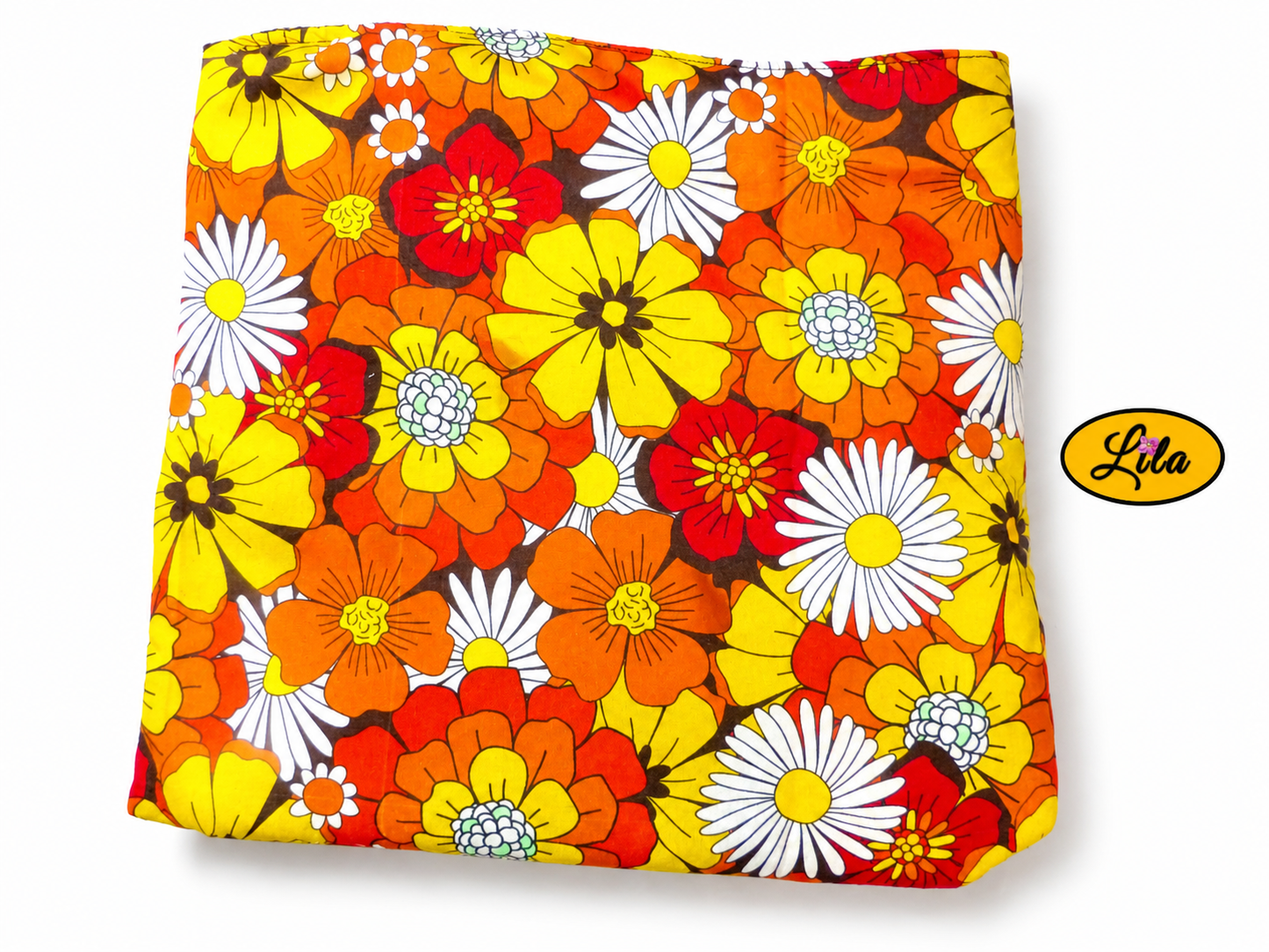 Foulard triangulaire en tissu fleuri orange vintage plié sur fond blanc style chaleureux et vintage