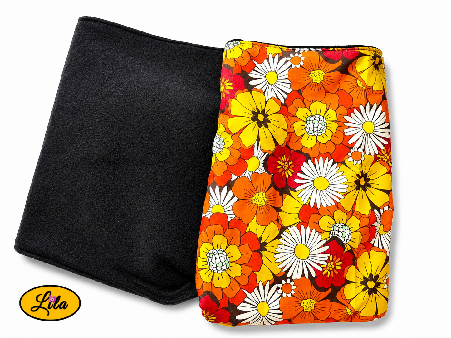 Foulard triangulaire en tissu fleuri orange vintage plié avec ouverture sur la gauche laissant apparaître la doublure polaire noire sur fond blanc