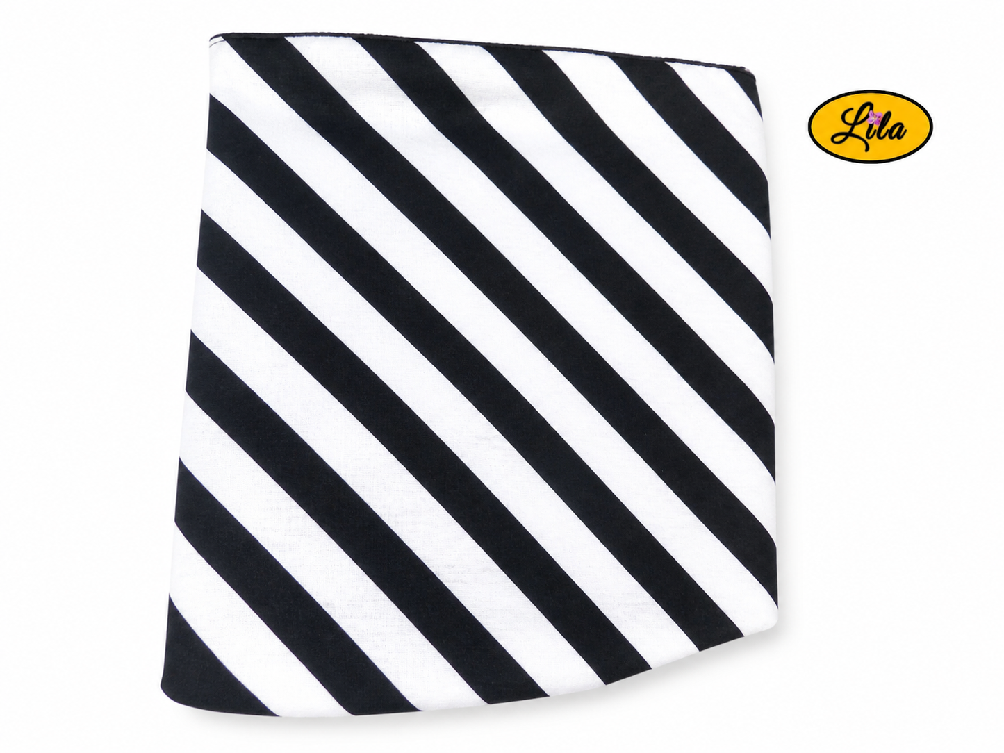 Foulard triangulaire à lignes noir et blanc plié sur fond blanc style moderne et élégant