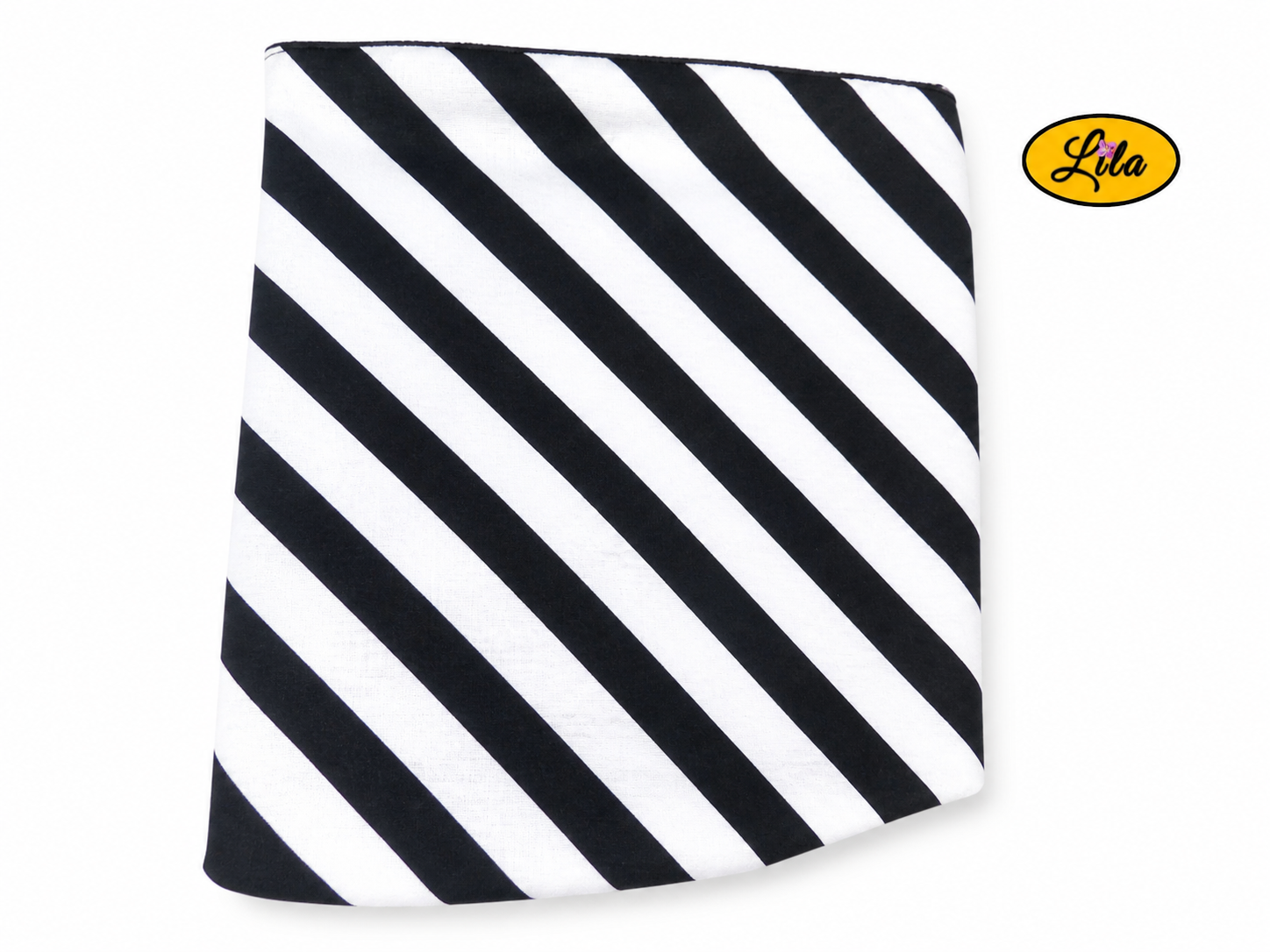 Foulard triangulaire à lignes noir et blanc plié sur fond blanc style moderne et élégant