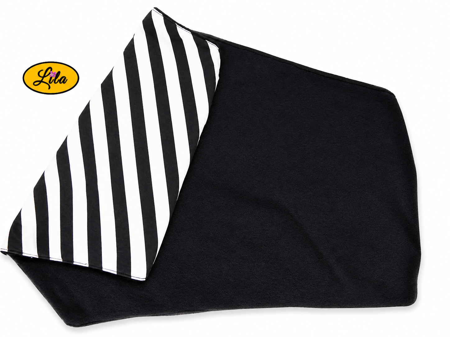 Foulard triangulaire à lignes noir et blanc plié avec ouverture sur la droite laissant apparaître la doublure polaire noire sur fond blanc