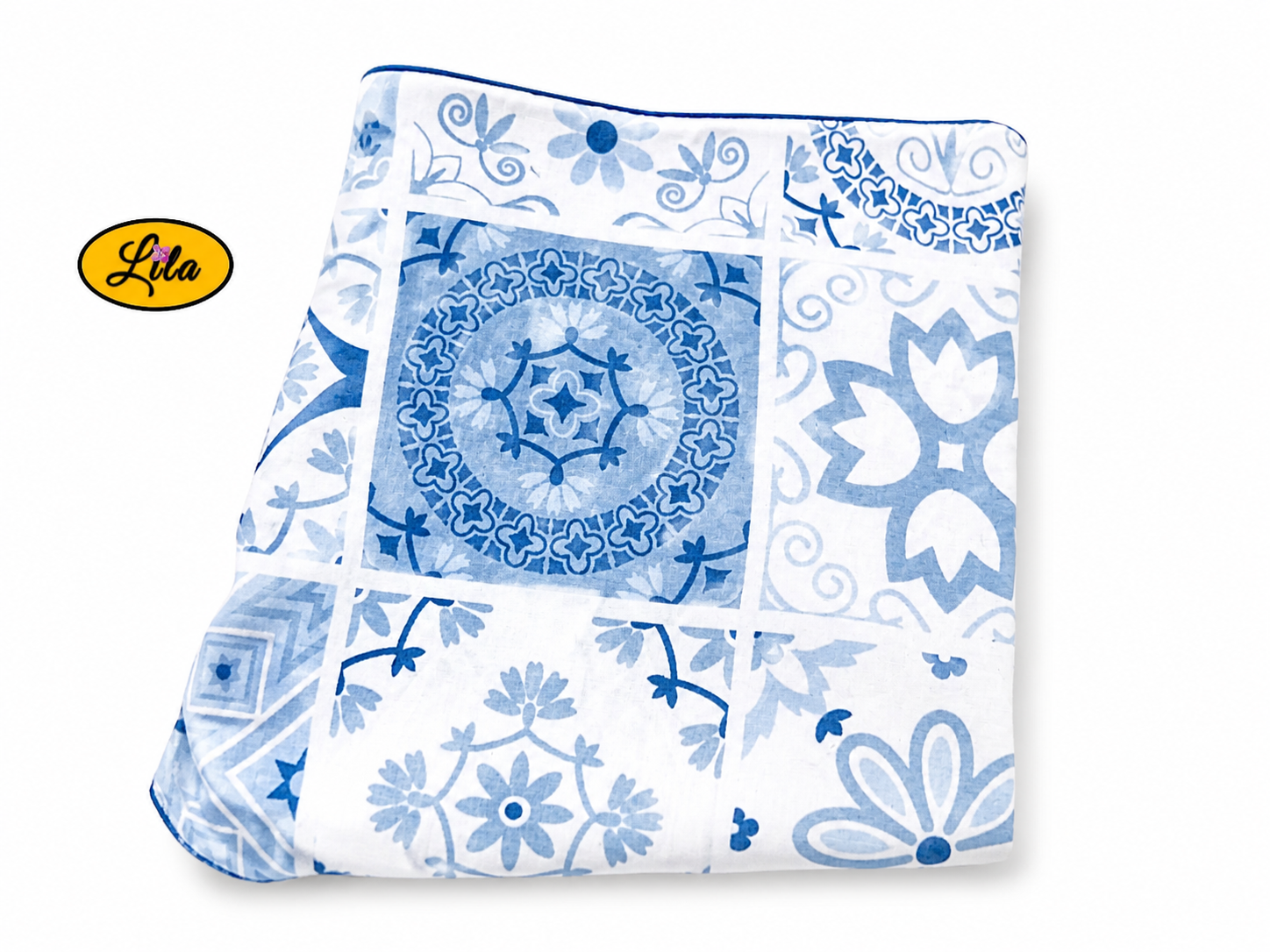 Foulard triangulaire à motifs bleus plié sur fond blanc style doux et chaleureux