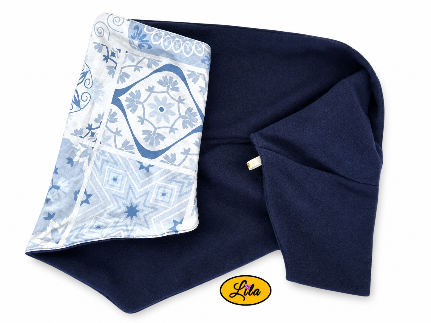 Foulard triangulaire à motifs bleus plié à moitié avec ouverture sur la droite laissant apparaître la doublure polaire bleu marine sur fond blanc