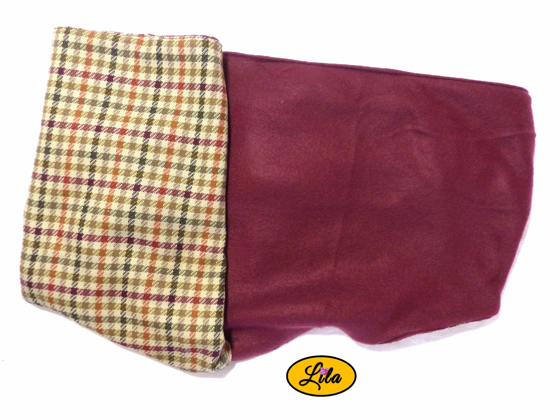 Foulard triangulaire rétro en tweed brun plié à moitié avec doublure polaire bordeaux visible sur fond blanc détail chaud et cocooning