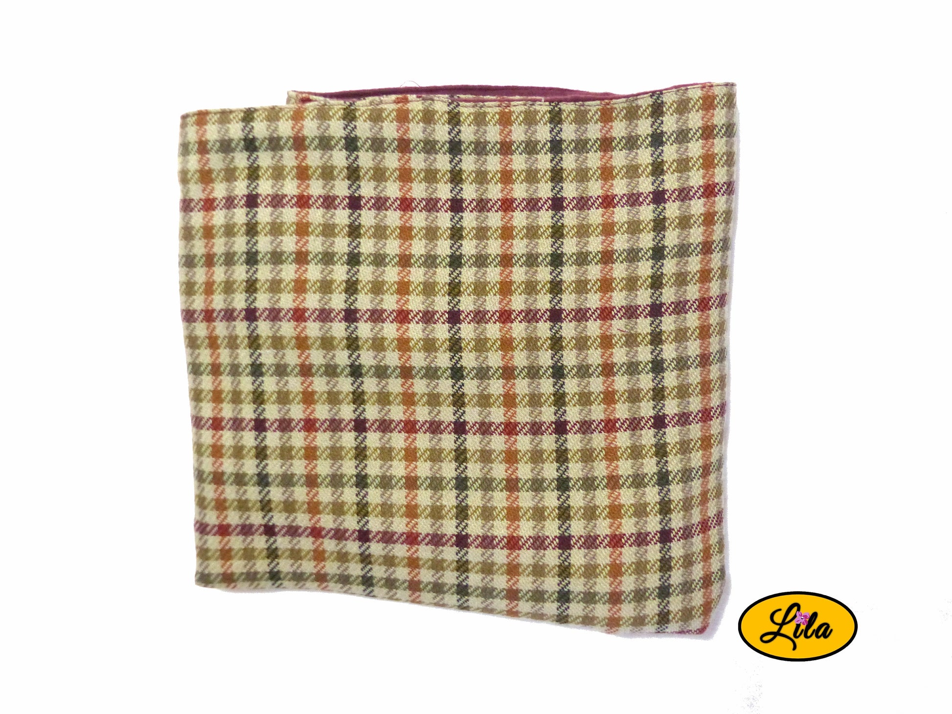 Foulard triangulaire rétro en tweed brun plié en carré sur fond blanc avec vue sur le tissu extérieur style vintage et chaleureux