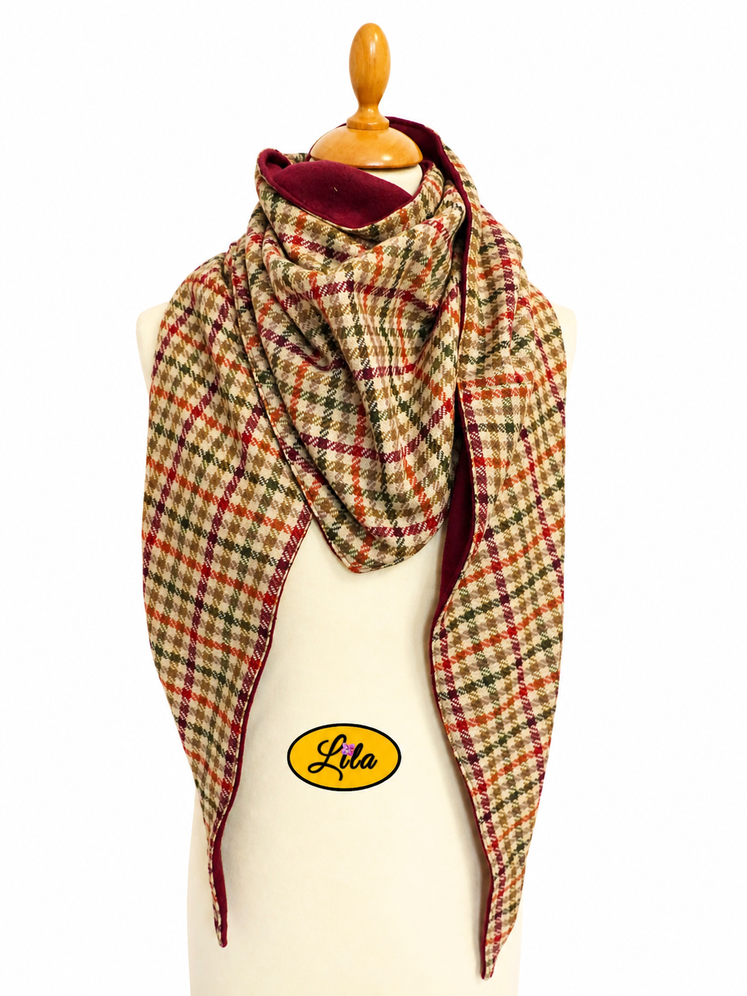 Foulard triangulaire rétro en tweed brun avec doublure polaire bordeaux porté sur mannequin de couture sur fond blanc style automnal et élégant