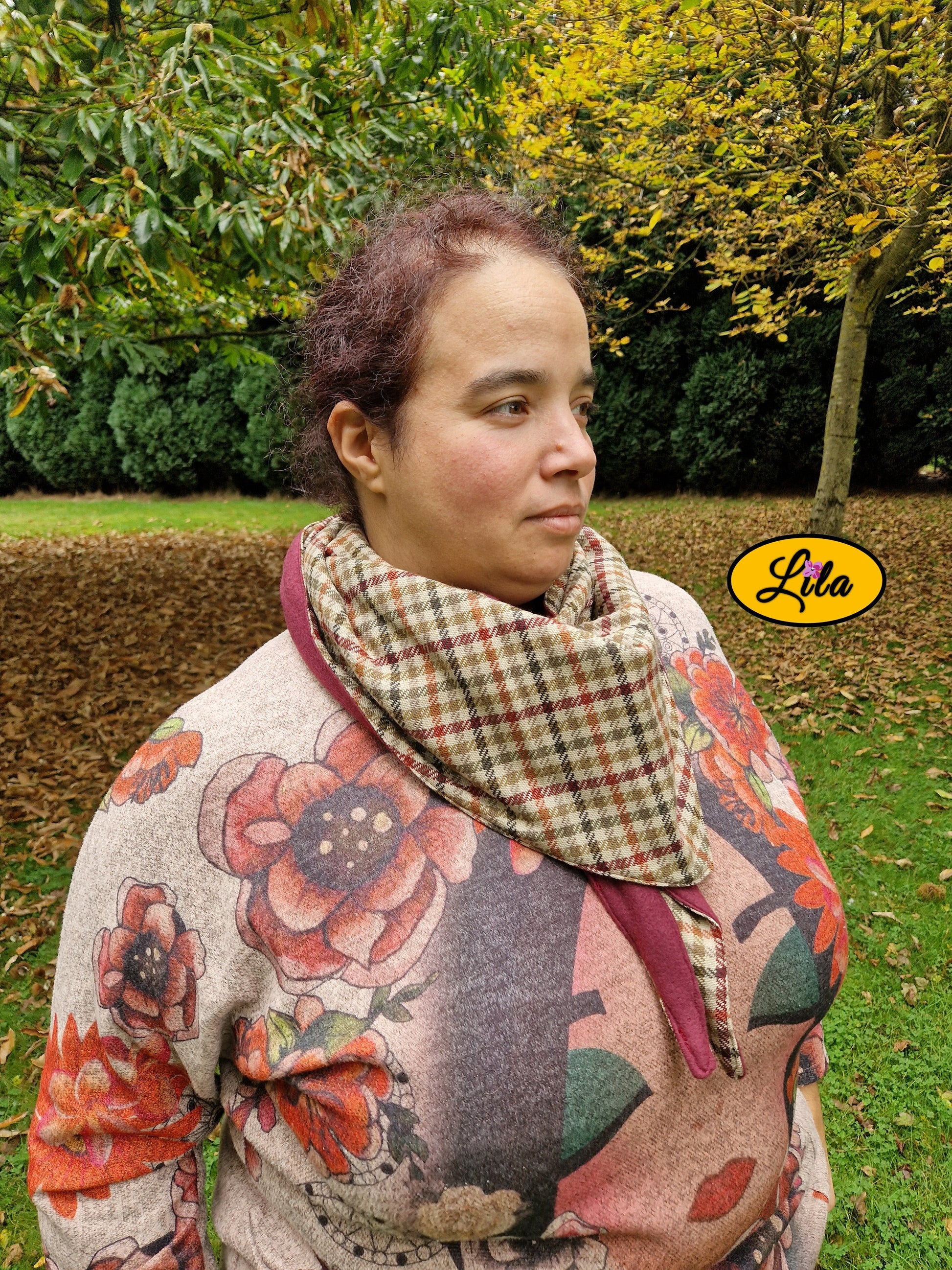Foulard triangulaire rétro en tweed brun porté attaché par une jeune femme de profil droit avec nœud caché sous la pointe du foulard style élégant et automnal