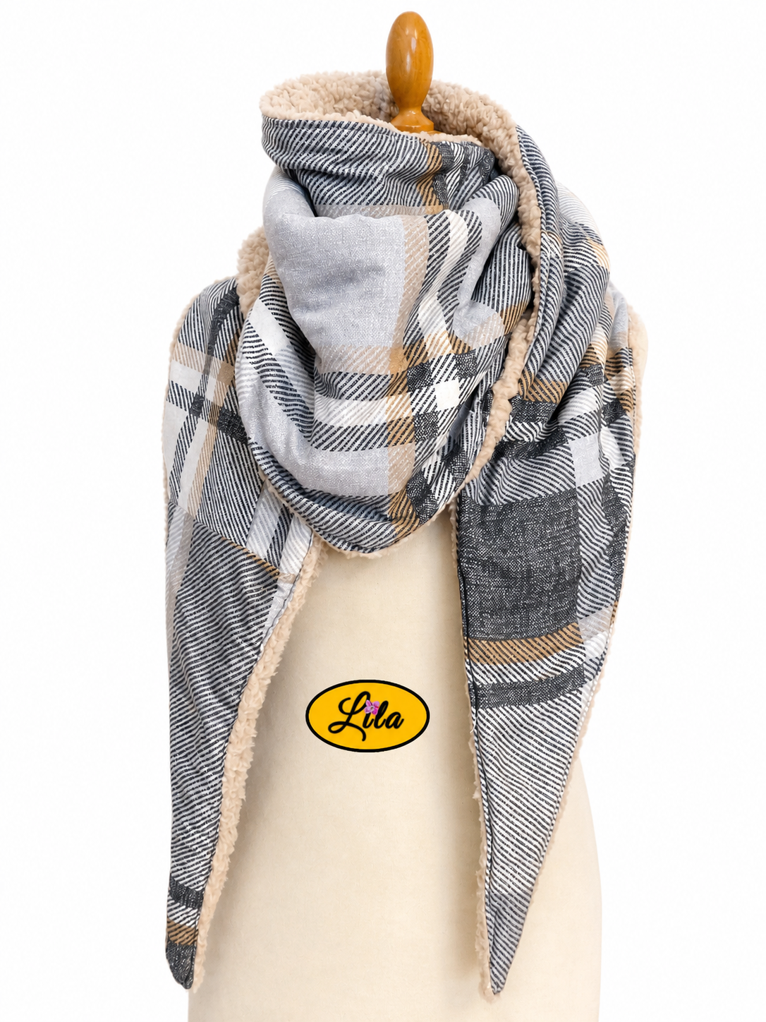 Foulard triangulaire en tartan brun avec doublure polaire teddy brune porté sur mannequin de couture sur fond blanc style rétro et hivernal