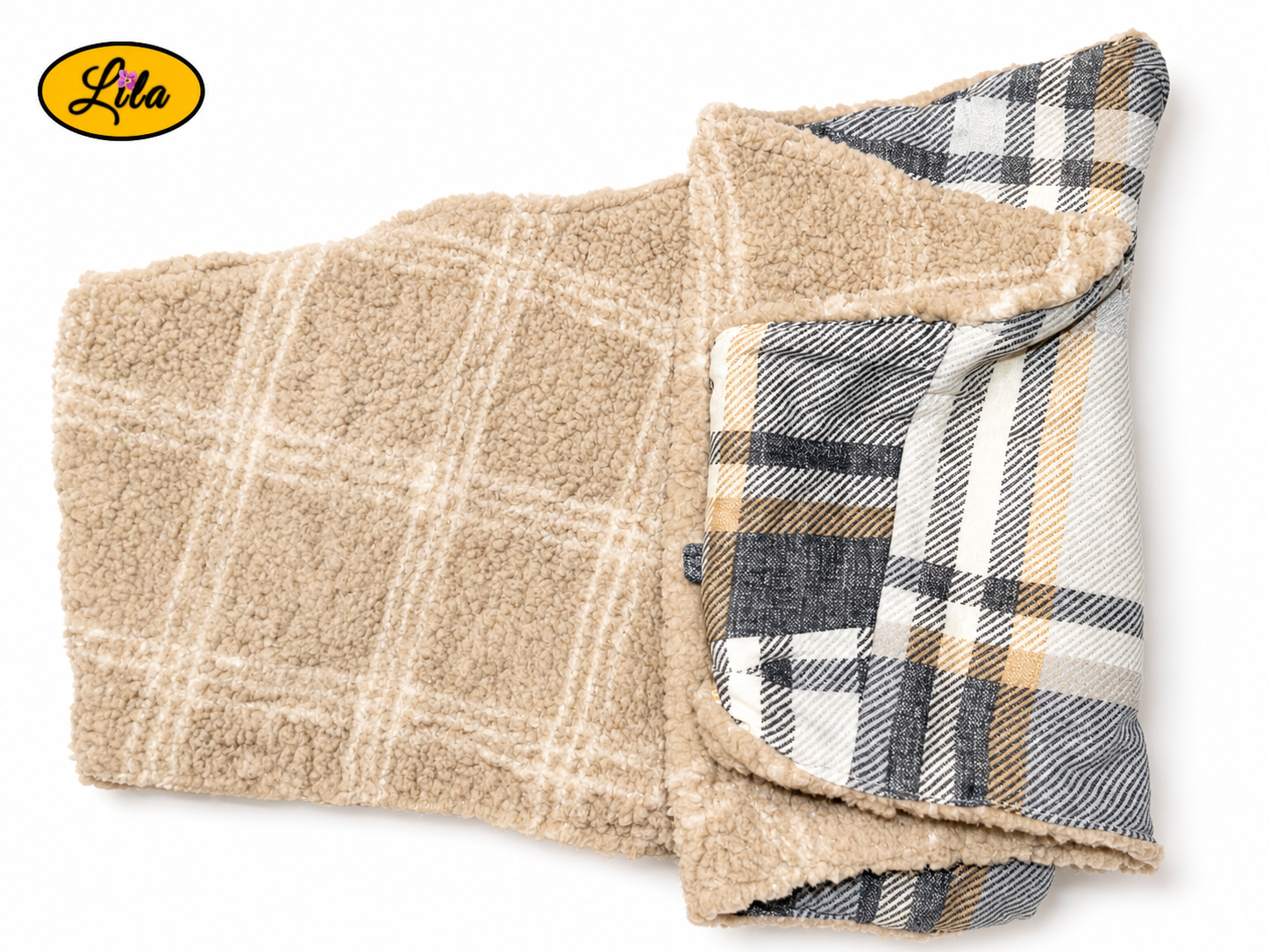 Foulard triangulaire en tartan brun plié avec ouverture sur la gauche laissant apparaître la doublure polaire teddy brune sur fond blanc