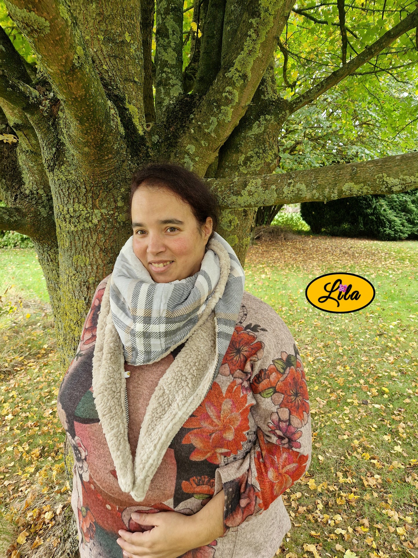 Foulard triangulaire en tartan brun porté par une jeune fille de profil droit dans les bois avec sourire photo rapprochée style chaleureux et élégant