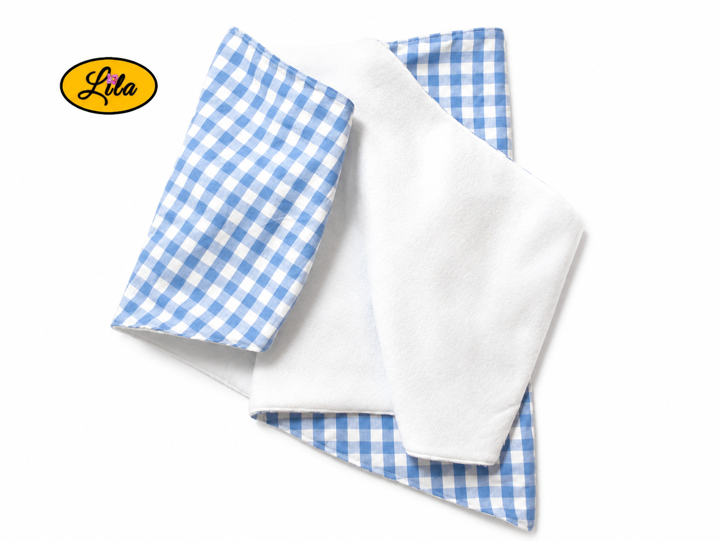 Vue de haut du foulard triangulaire rétro en tissu vichy bleu et blanc ouvert au centre avec doublure polaire blanche visible sur fond blanc