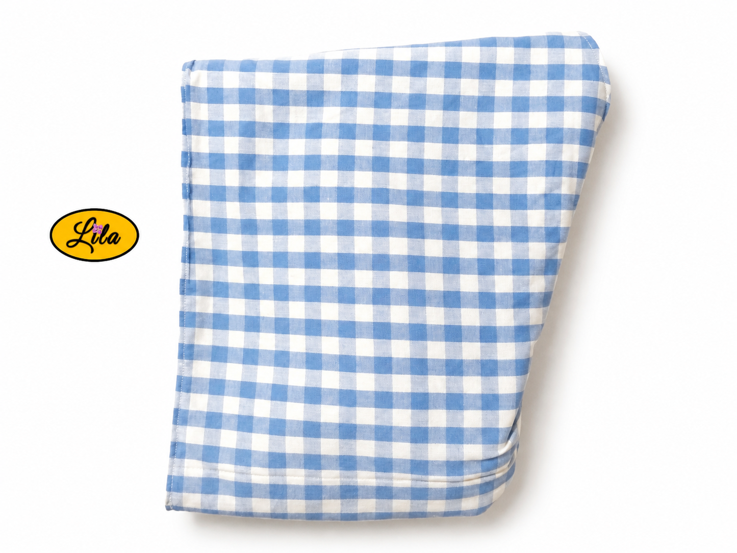 Foulard triangulaire rétro en tissu vichy bleu et blanc plié sur fond blanc vue de haut style rétro et chaleureux