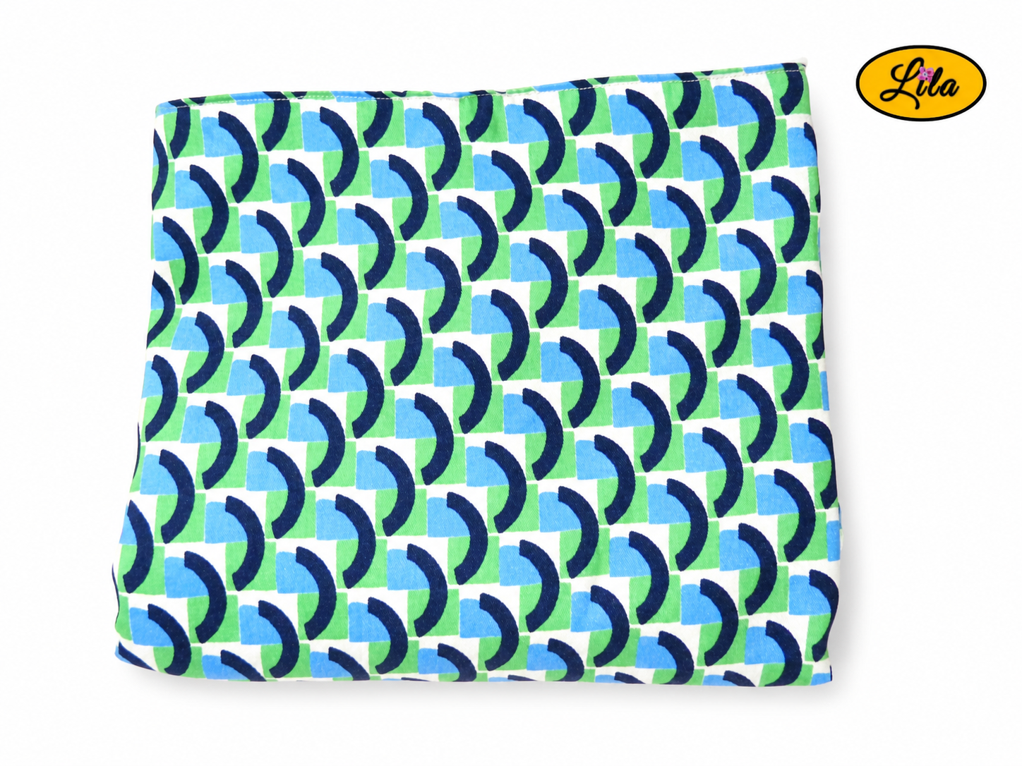 Foulard triangulaire esprit vintage vert bleu et blanc plié sur fond blanc style chaleureux et élégant