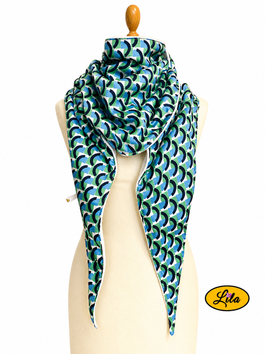 Foulard triangulaire esprit vintage vert bleu et blanc avec doublure polaire blanche porté sur mannequin de couture sur fond blanc style rétro et hivernal