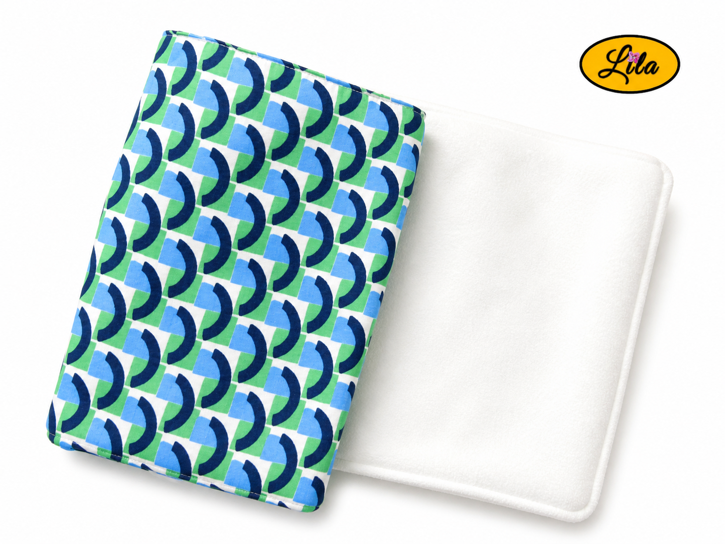 Foulard triangulaire esprit vintage vert bleu et blanc plié avec ouverture sur la droite laissant apparaître la doublure polaire blanche sur fond blanc