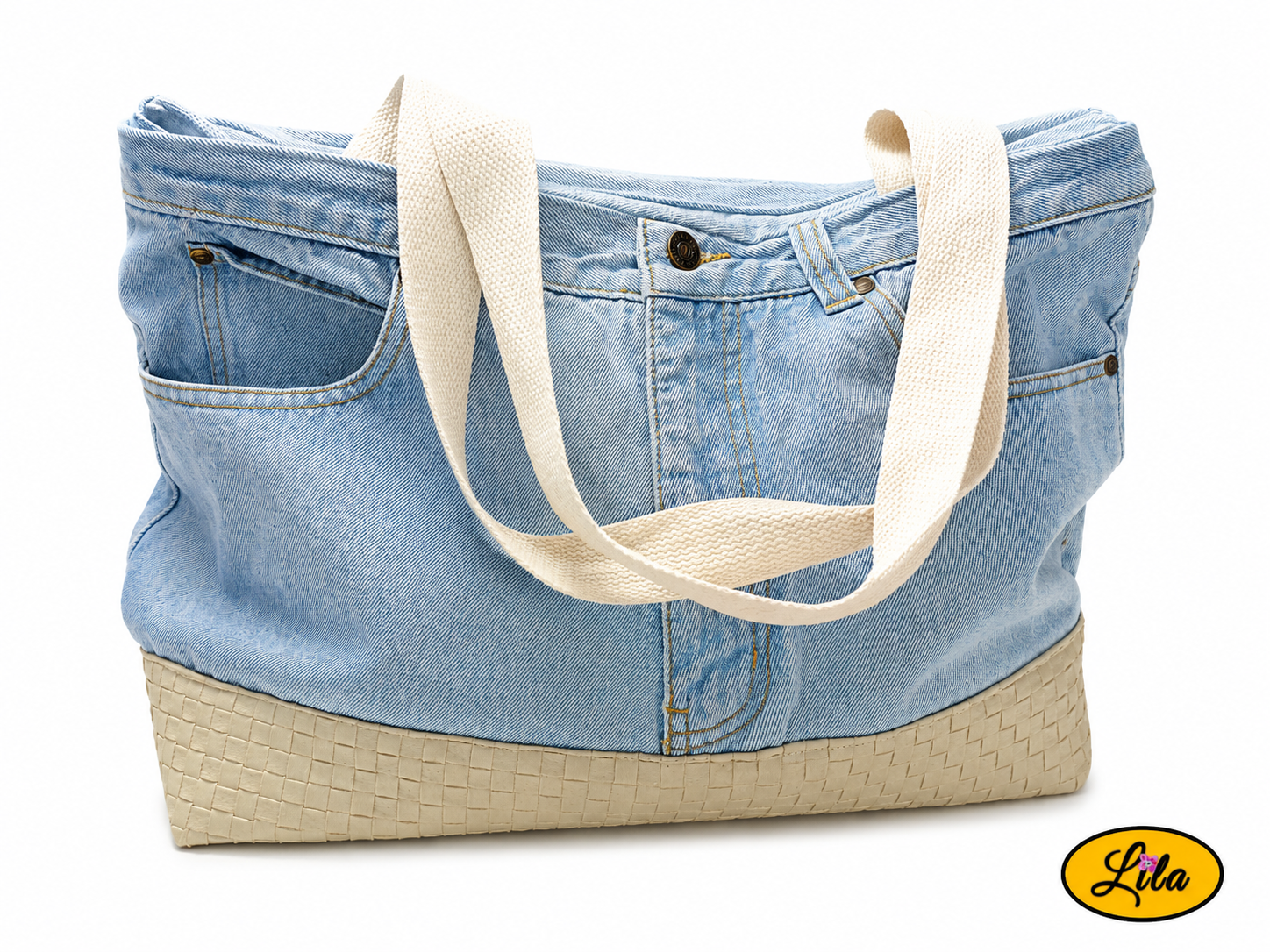Grand sac artisanal en jeans clair recyclé et simili cuir crème vu de face sur fond blanc avec une sangle posée sur le sac style élégant et écoresponsable
