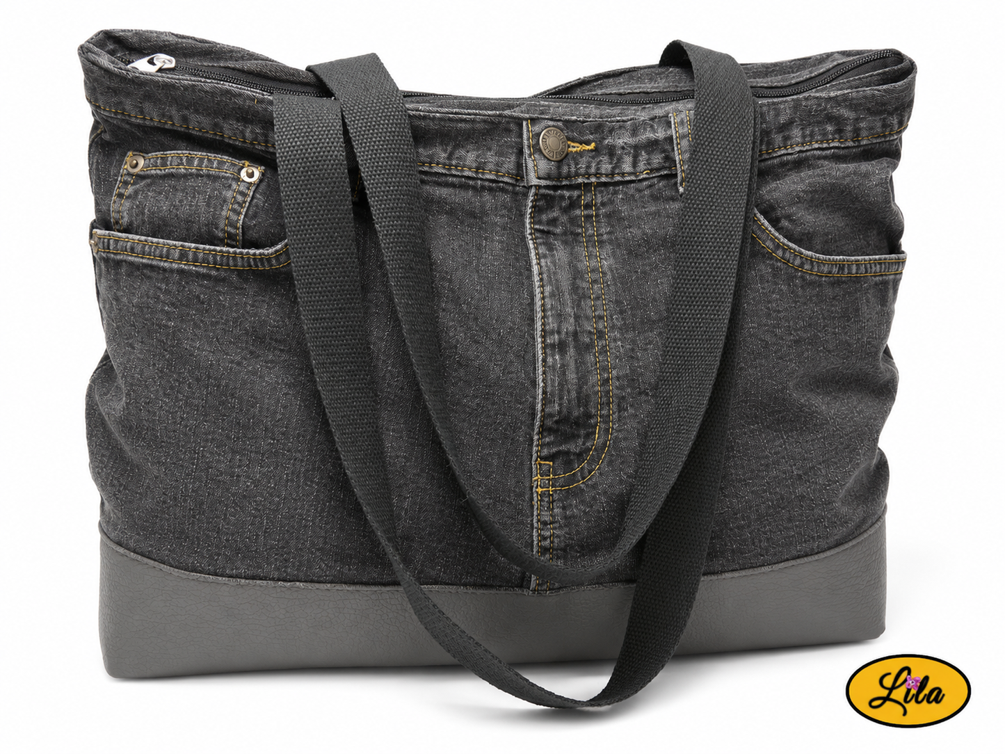 Grand sac artisanal en jeans noir recyclé et simili cuir gris foncé vu de face sur fond blanc avec une sangle posée sur le sac style moderne et écoresponsable