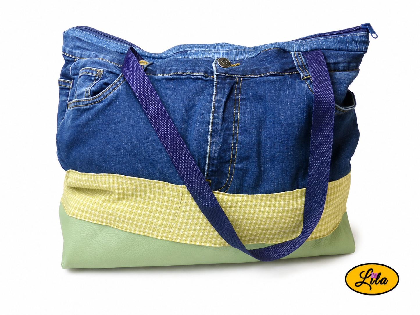 Grand sac artisanal en jeans recyclé et simili cuir vert menthe vu de face sur fond blanc avec une sangle posée sur le sac, style upcycling et écoresponsable