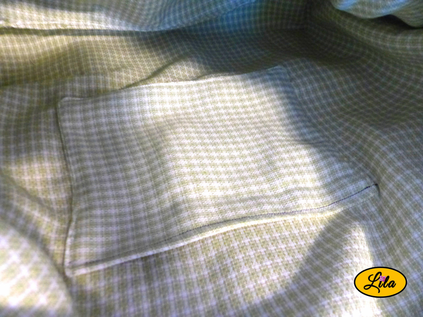 Vue de l'intérieur d'un grand sac en jeans recyclé et simili cuir vert menthe montrant la doublure et l'espace de rangement de cette création artisanale