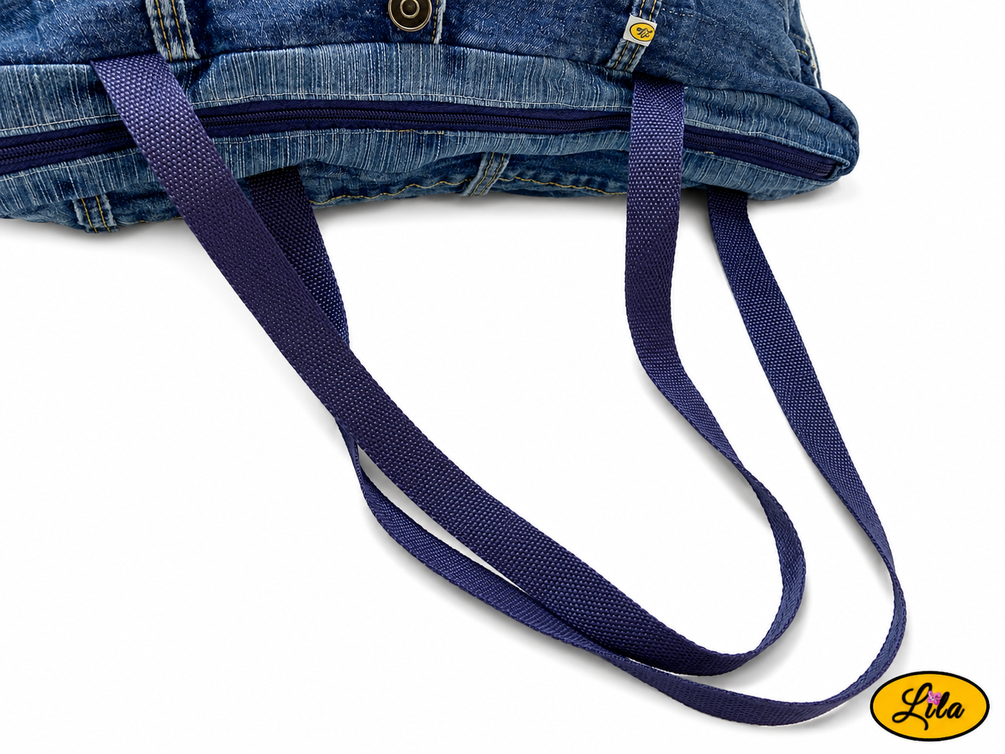 Zoom sur les sangles d'un grand sac en jeans recyclé et simili cuir vert menthe mettant en valeur les finitions et la qualité des matériaux
