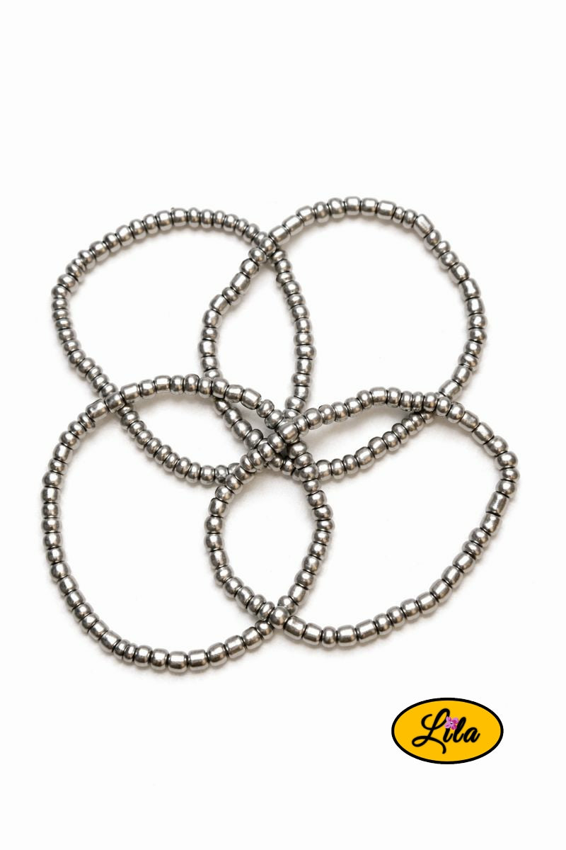 Détail bracelets perles argentées vue rapprochée