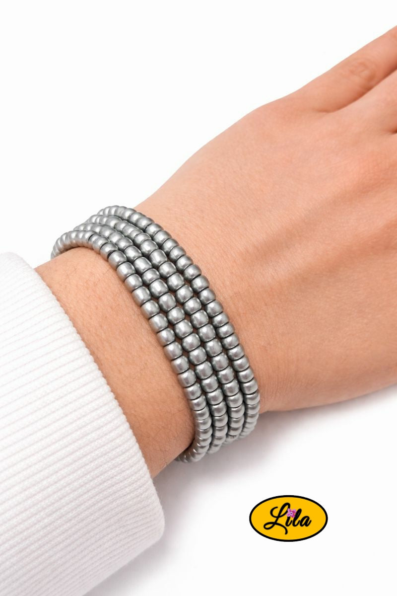 Lot de 4 bracelets en perles argentées porté au poignet style élégant