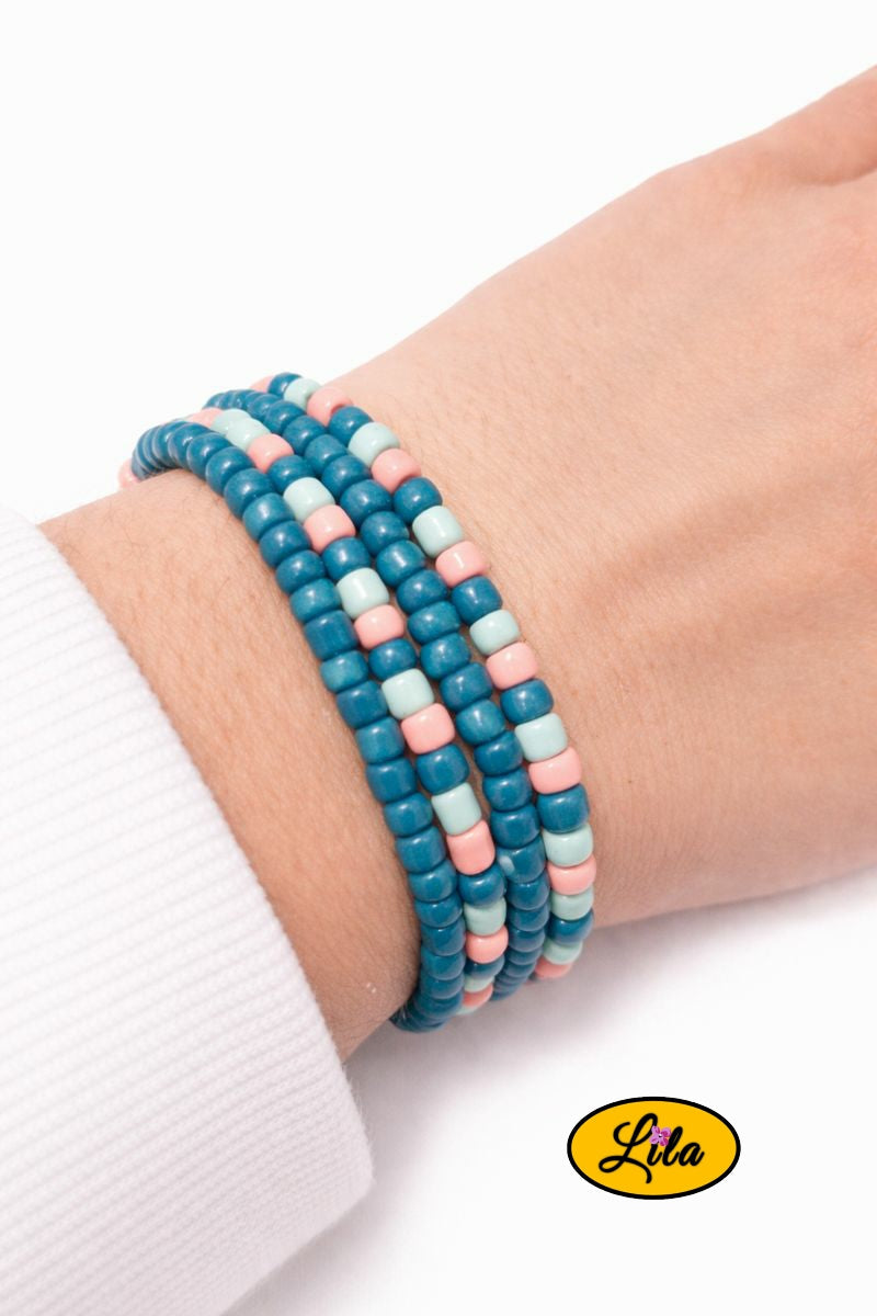 Lot de 4 bracelets en perles carrées turquoise et pastel porté au poignet style coloré