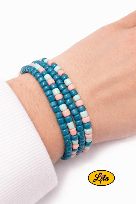 Lot de 4 bracelets en perles carrées turquoise et pastel porté au poignet style coloré